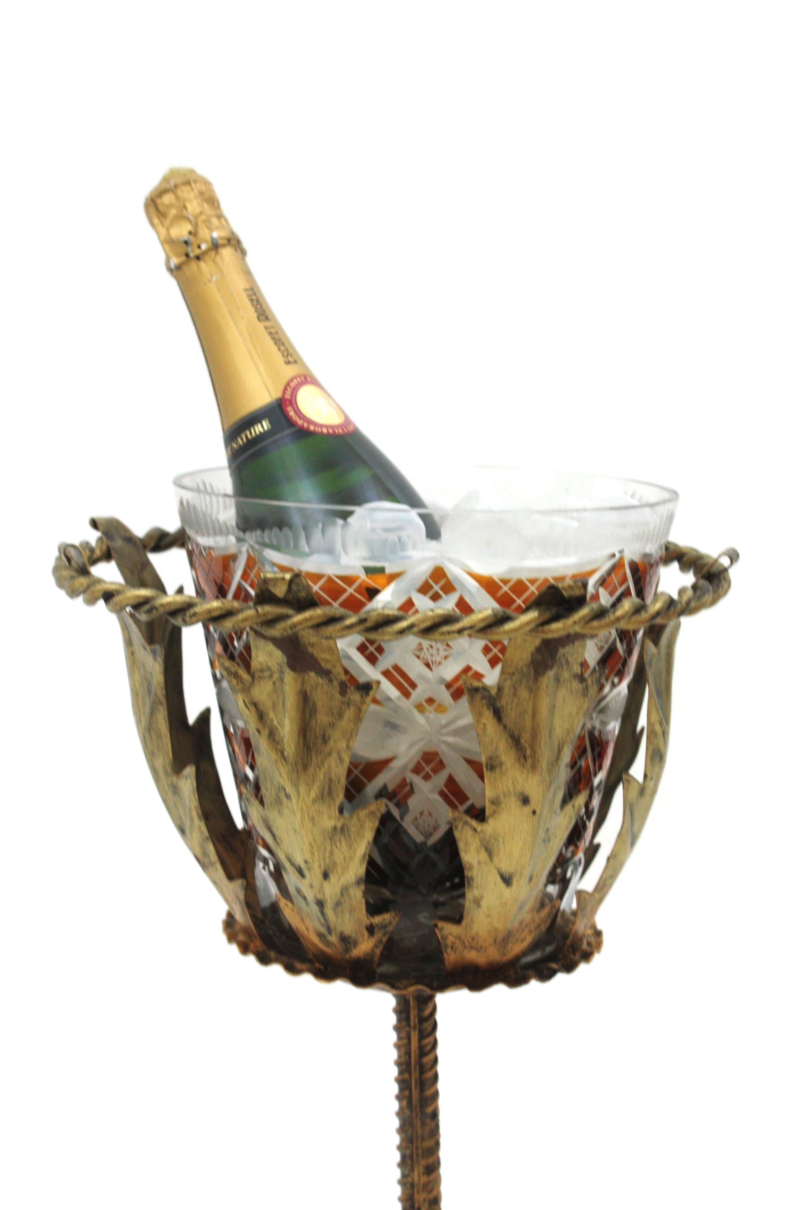 Secchiello per vino Champagne con supporto in ferro dorato e cristallo sfaccettato In condizioni buone in vendita a Barcelona, ES