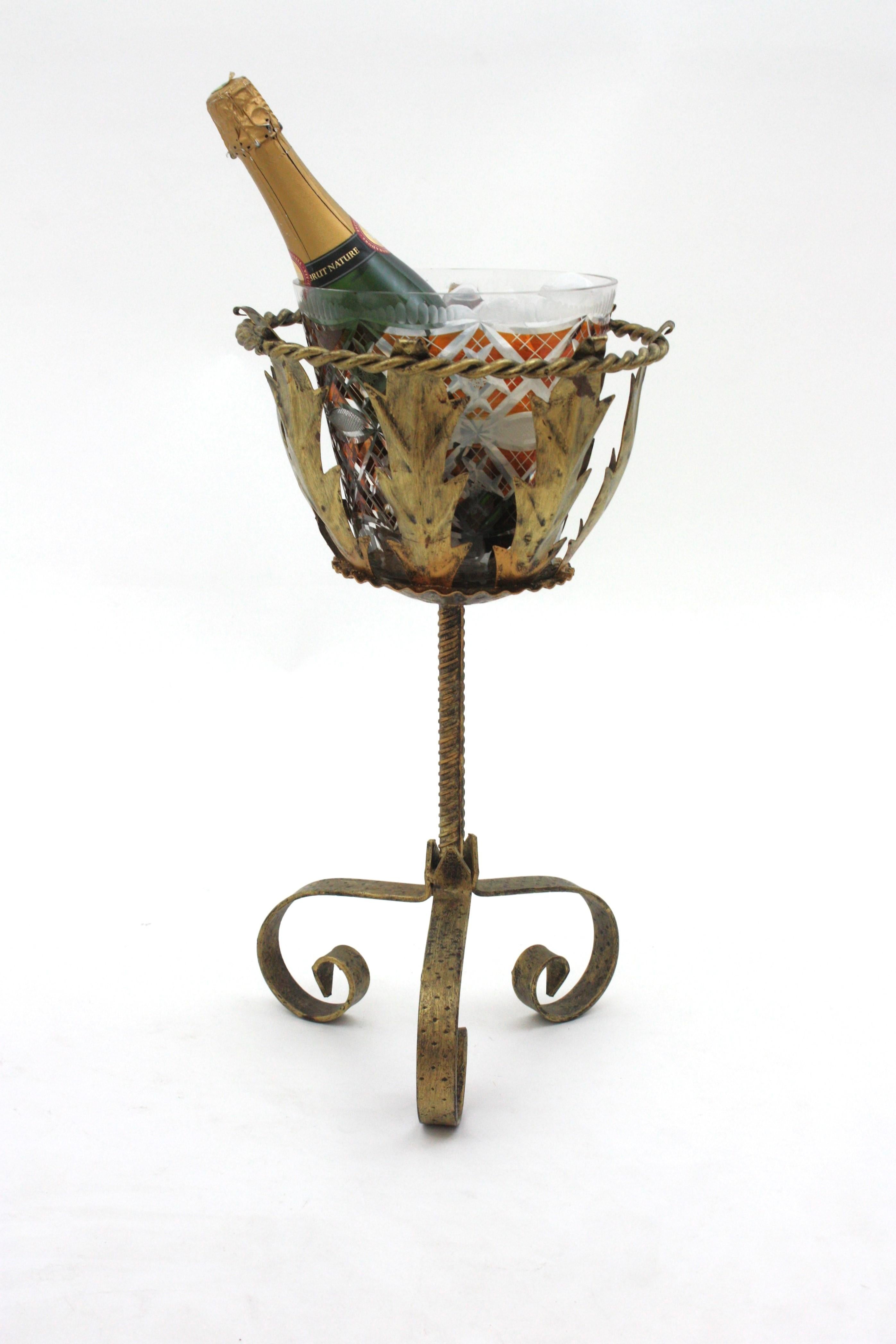 XX secolo Secchiello per vino Champagne con supporto in ferro dorato e cristallo sfaccettato in vendita