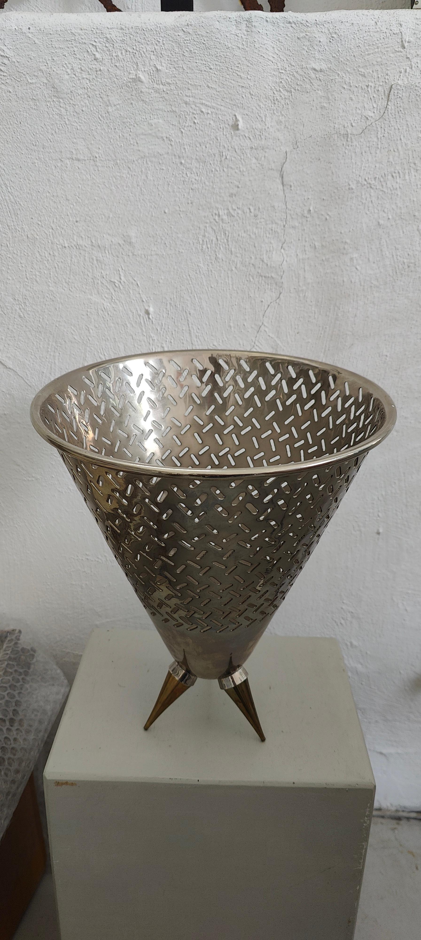 ciotola decorativa alta in champagner attribuita da Philippe Starck per Alessi.
La ciotola è in buone condizioni d'uso, con piccoli segni d'uso e d'età.
