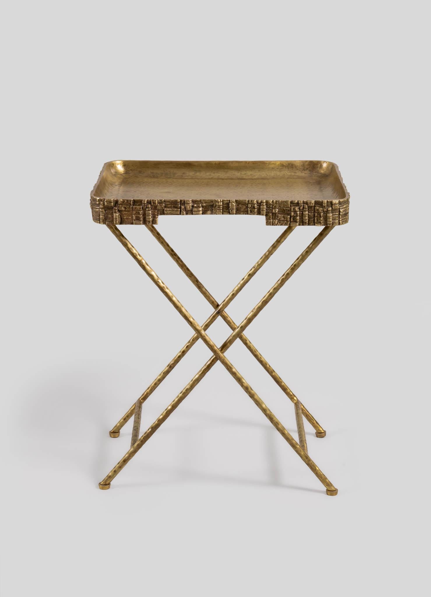 Champaner Tray Table Medium in ottone, Viya di Vikram Goyal

Il mistero della vita è che si finisce a sinistra andando a destra, in alto andando in basso e verso l'esterno guardando all'interno. Semplici nella costruzione ma affascinanti da