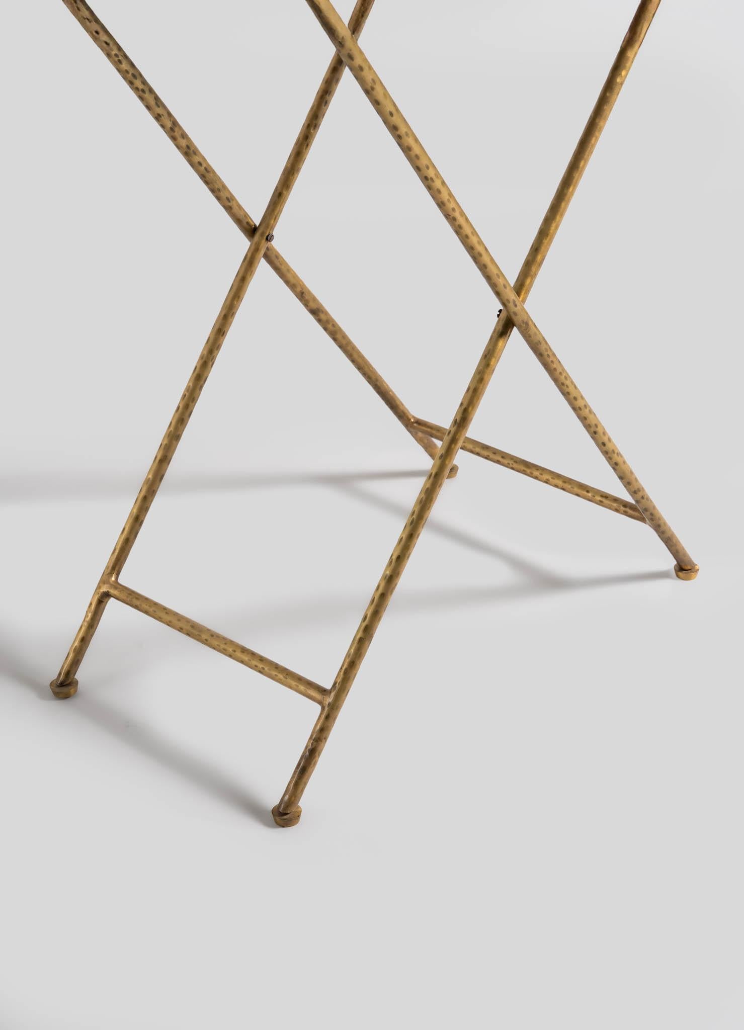 XXI secolo e contemporaneo Champaner Tray Table Medium in ottone, Viya di Vikram Goyal in vendita