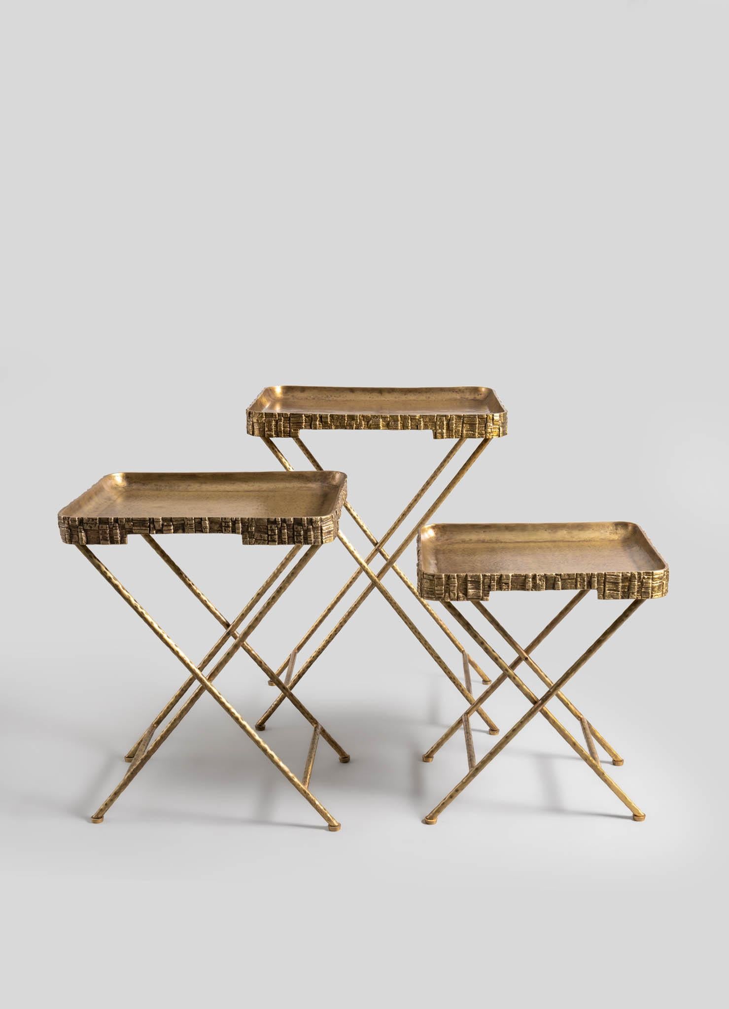 Ottone Champaner Tray Table Medium in ottone, Viya di Vikram Goyal in vendita