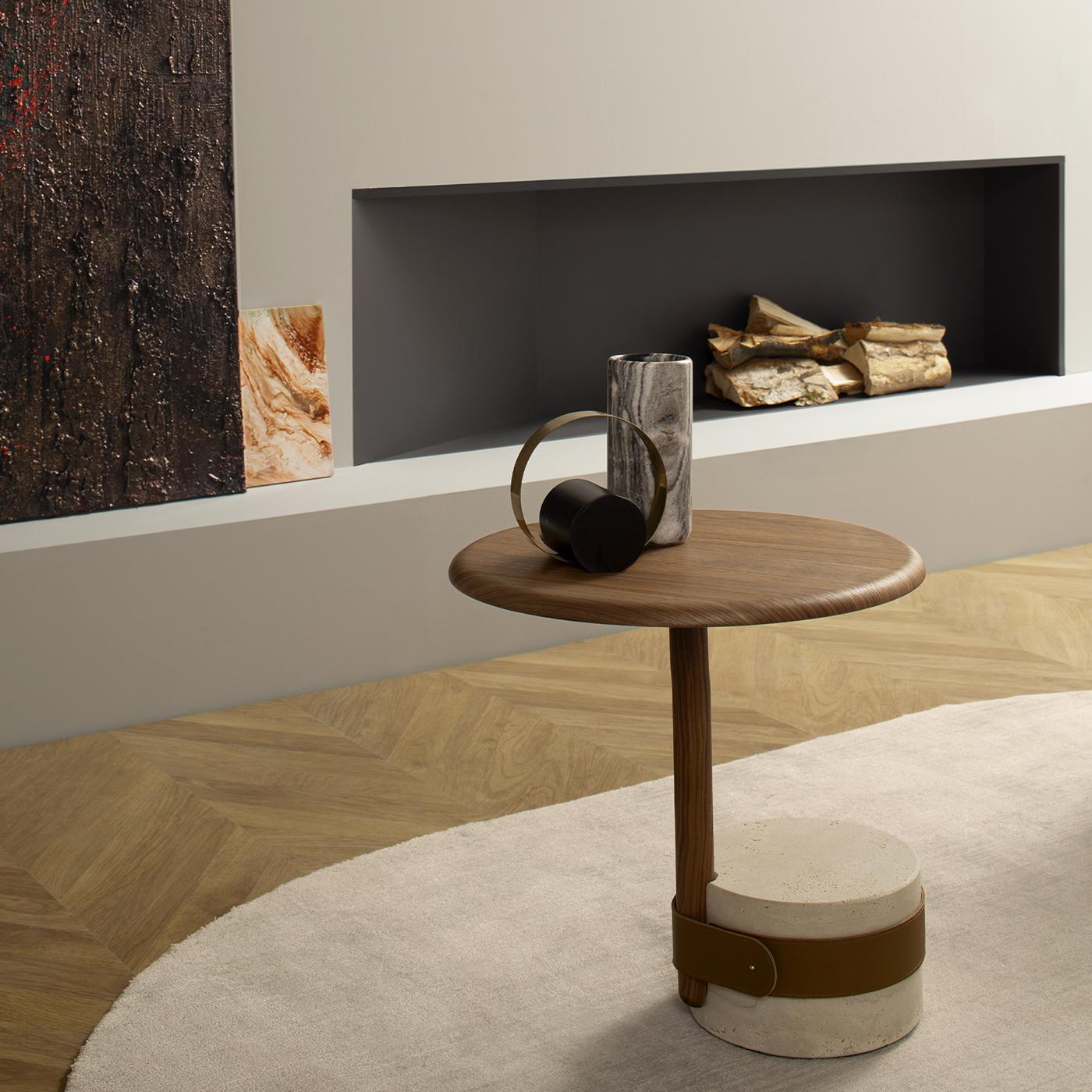 Marbre Table d'appoint Champignon avec base en marbre travertin romain par Morica Design en vente