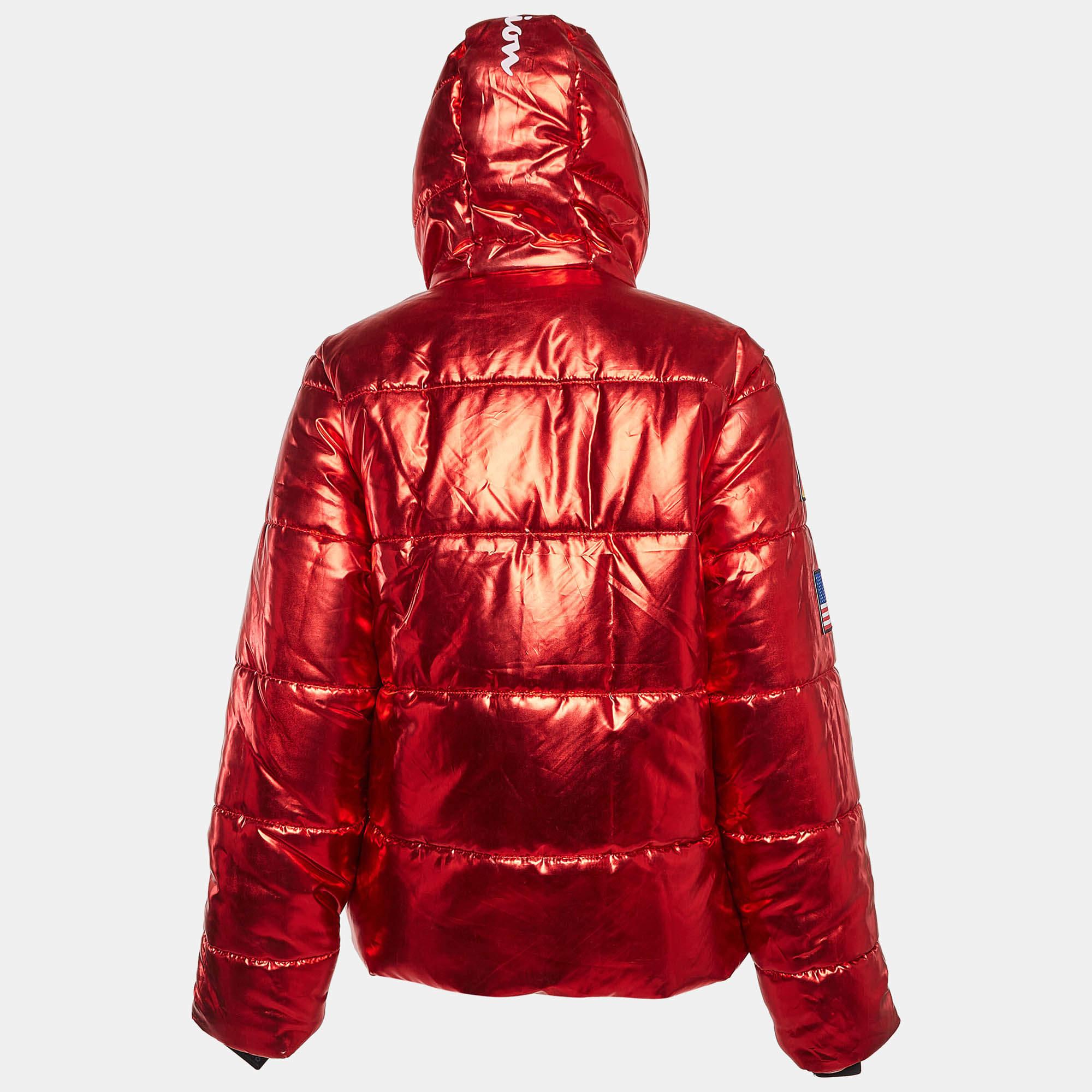 Champion Red Lame stampato e con dettaglio badge M. I. In condizioni buone in vendita a Dubai, Al Qouz 2