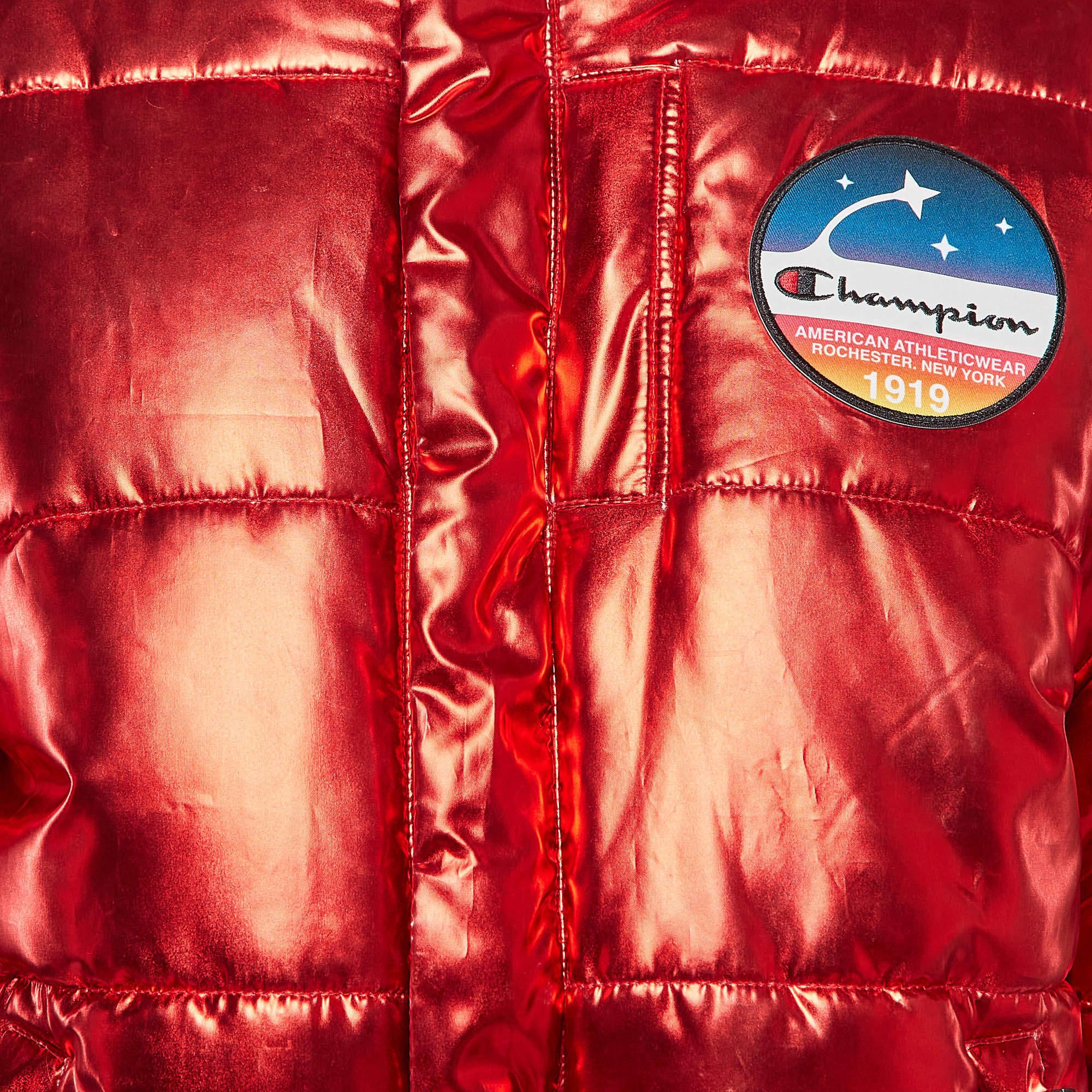 Donna Champion Red Lame stampato e con dettaglio badge M. I. in vendita