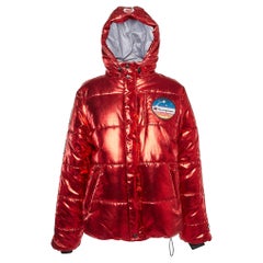 Chaquetón Champion rojo cojo con estampado y detalle de insignia M