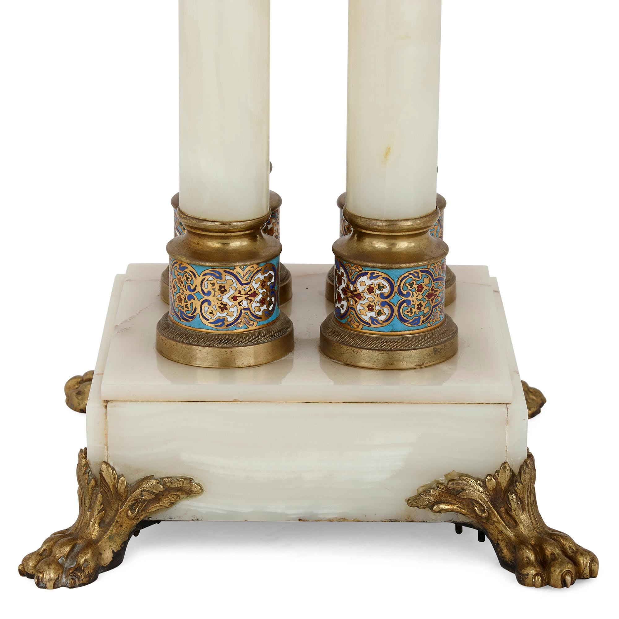 Tisch aus Champlevé- und Cloisonné-Emaille mit weißem Onyx und vergoldeter Bronze im Zustand „Gut“ im Angebot in London, GB