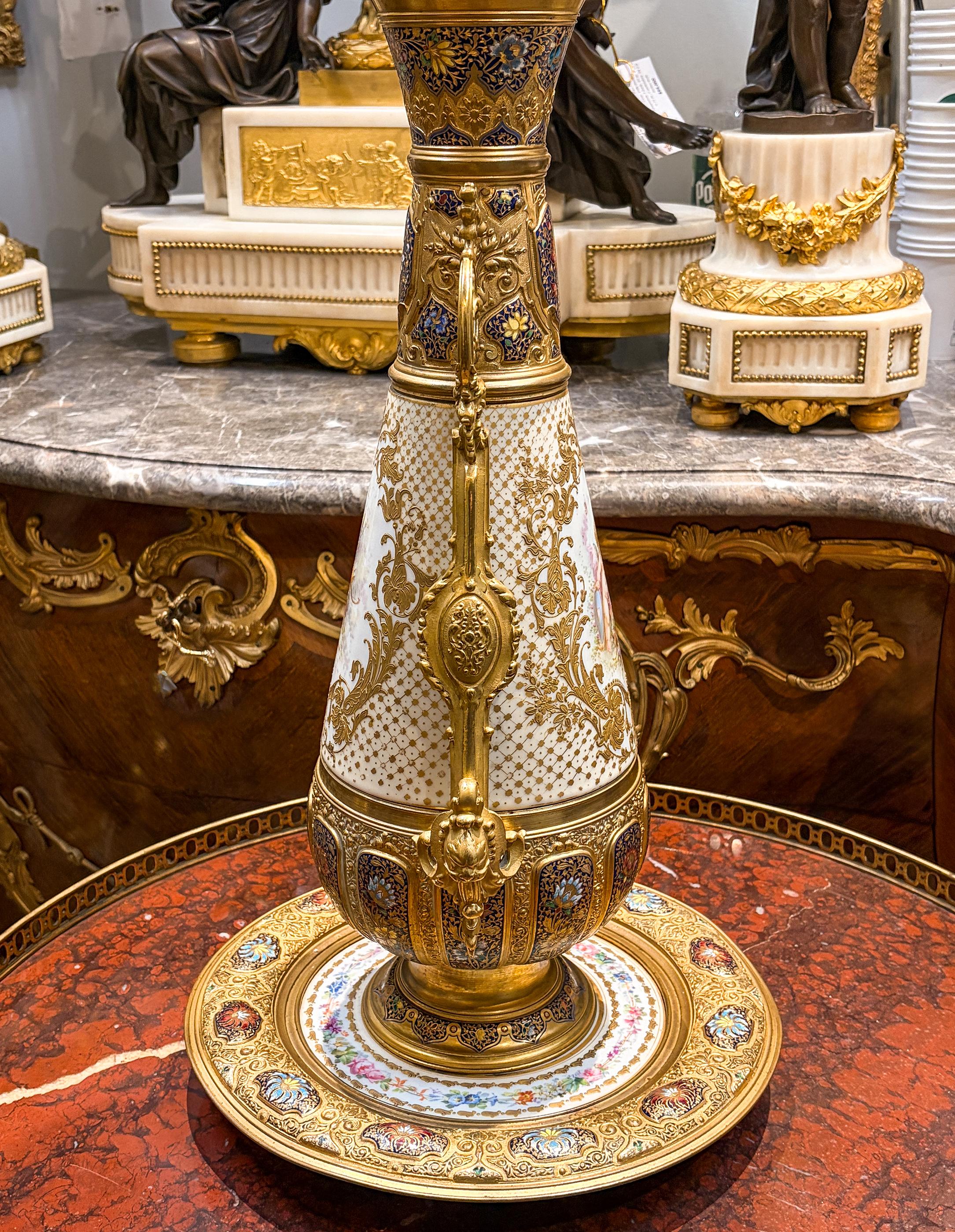 Francese Vaso in porcellana francese smaltato a campione con montatura in ormolu, 1880 ca. in vendita