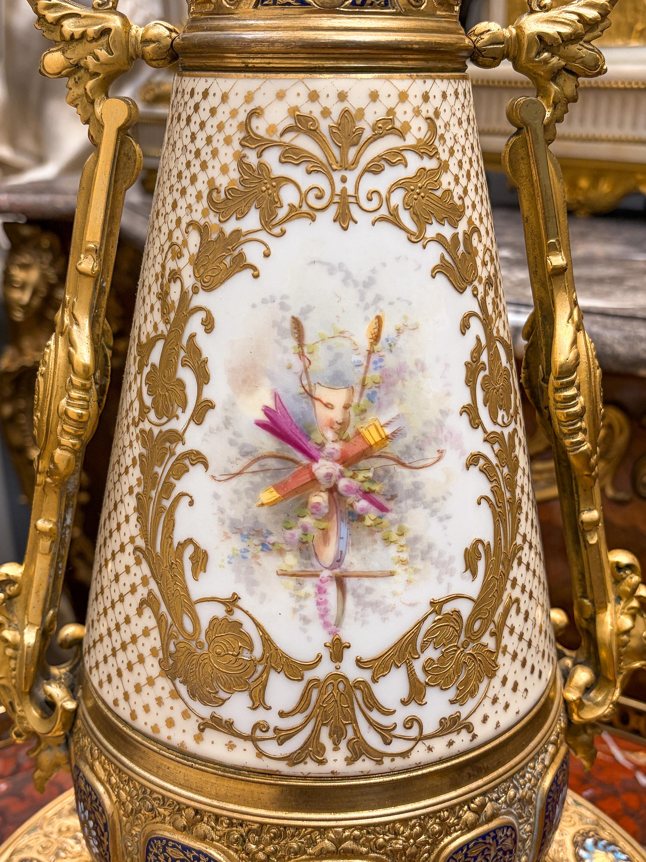 Smaltato Vaso in porcellana francese smaltato a campione con montatura in ormolu, 1880 ca. in vendita