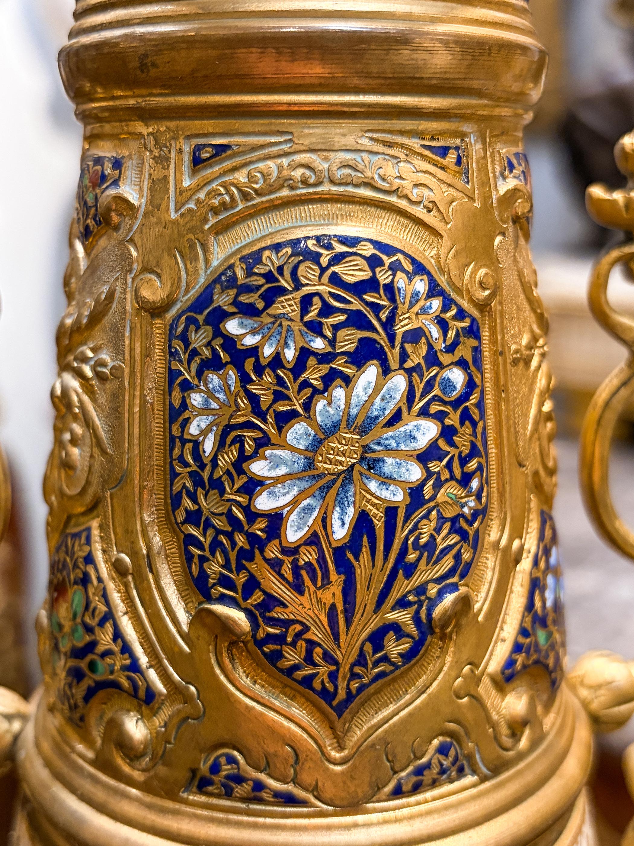 Vaso in porcellana francese smaltato a campione con montatura in ormolu, 1880 ca. In condizioni buone in vendita a New York, NY