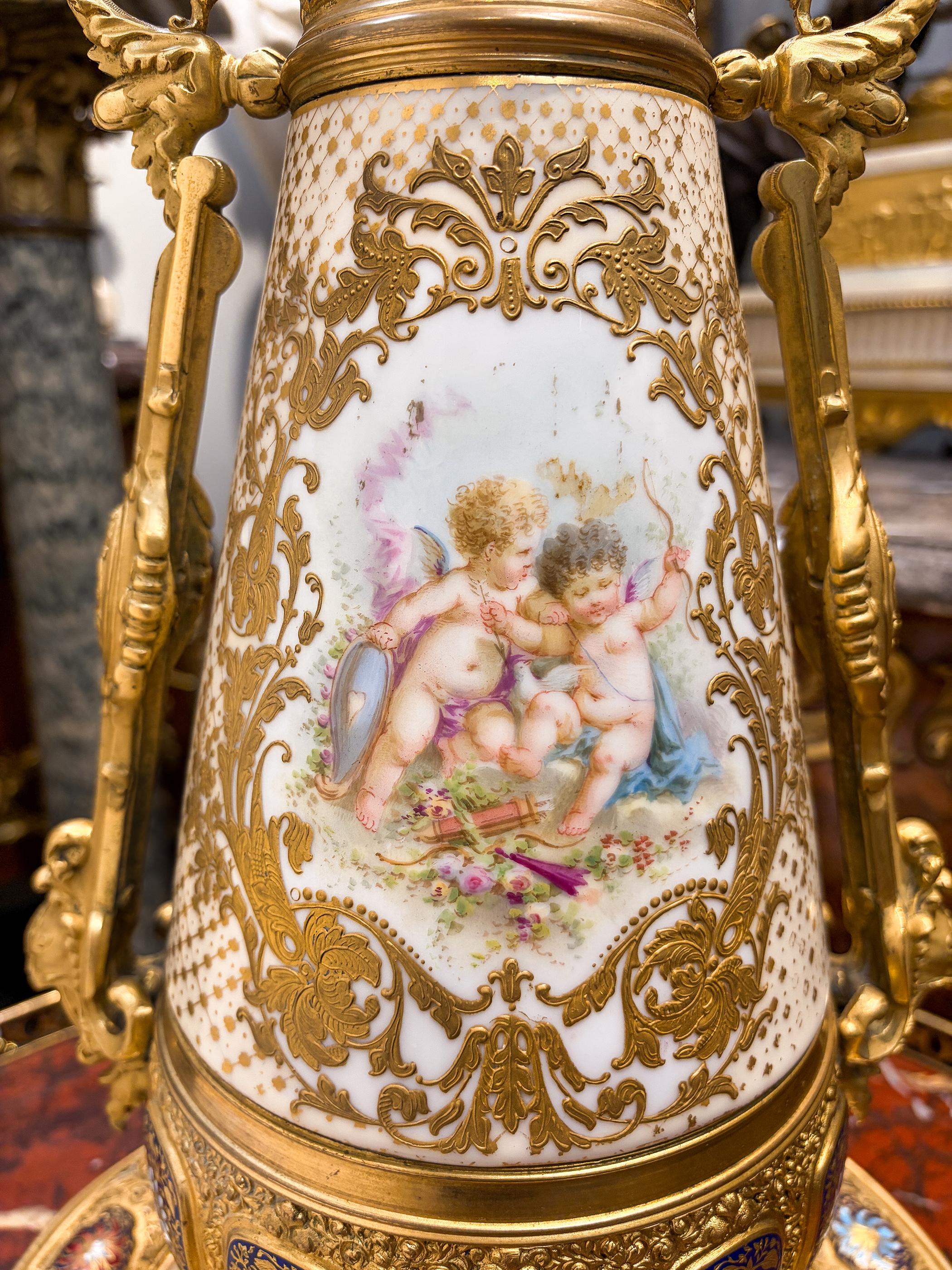 XIX secolo Vaso in porcellana francese smaltato a campione con montatura in ormolu, 1880 ca. in vendita