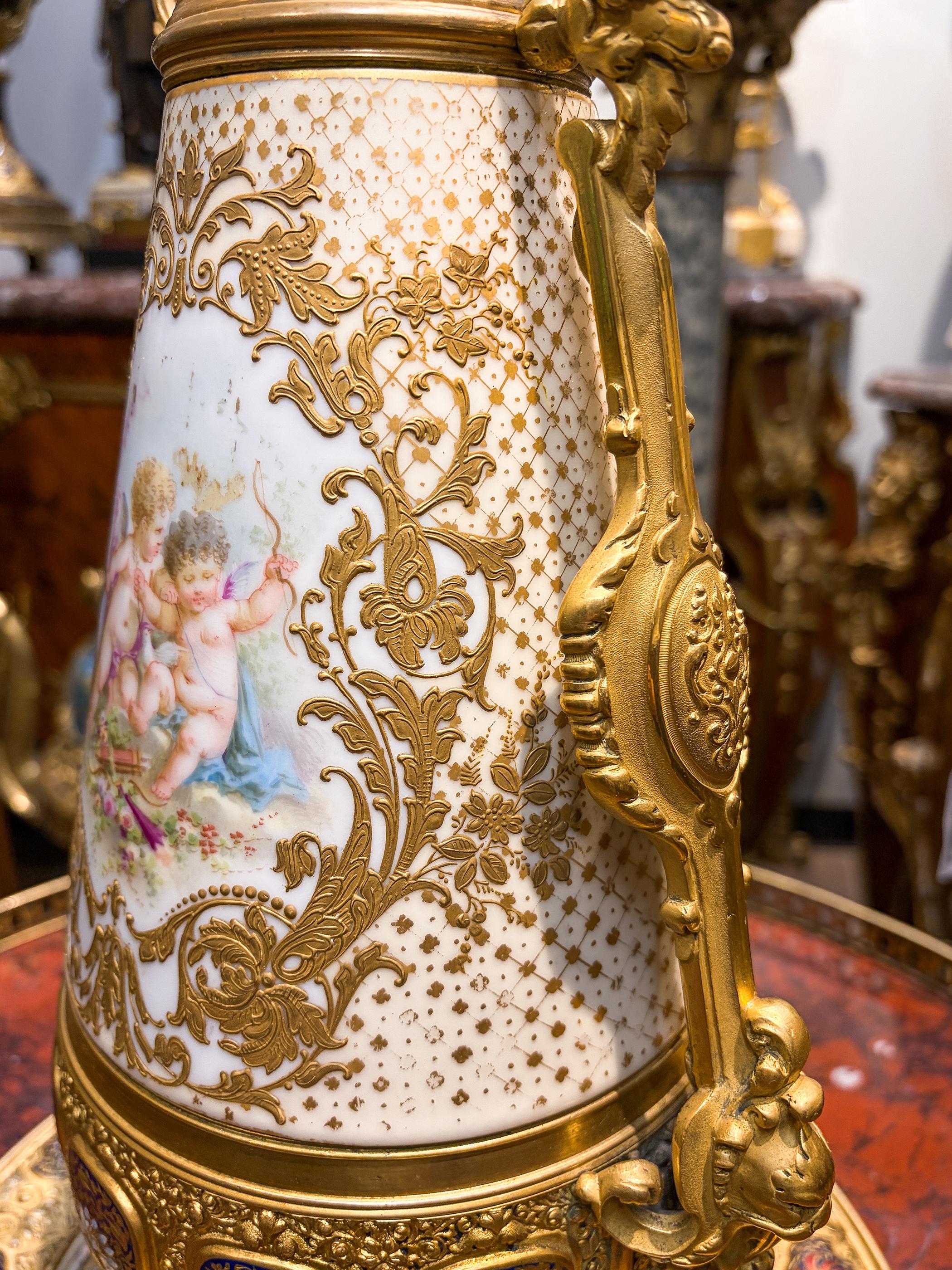 Vaso in porcellana francese smaltato a campione con montatura in ormolu, 1880 ca. in vendita 1