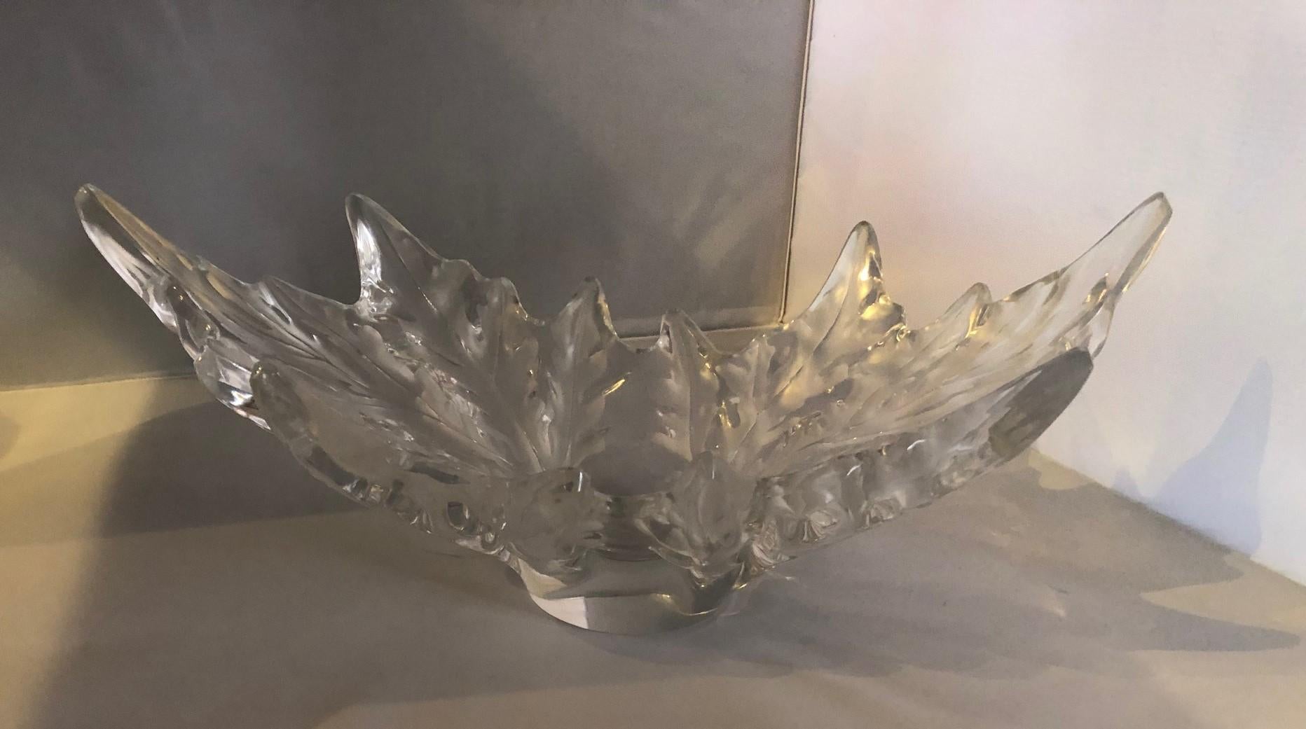 Impresionante y elegante cuenco centro de mesa de cristal de plomo de los Campos Elíseos, diseñado en 1951 por Marc Lalique para Lalique, hacia la década de 1990. Las espectaculares hileras de árboles que bordean los Campos Elíseos de París,