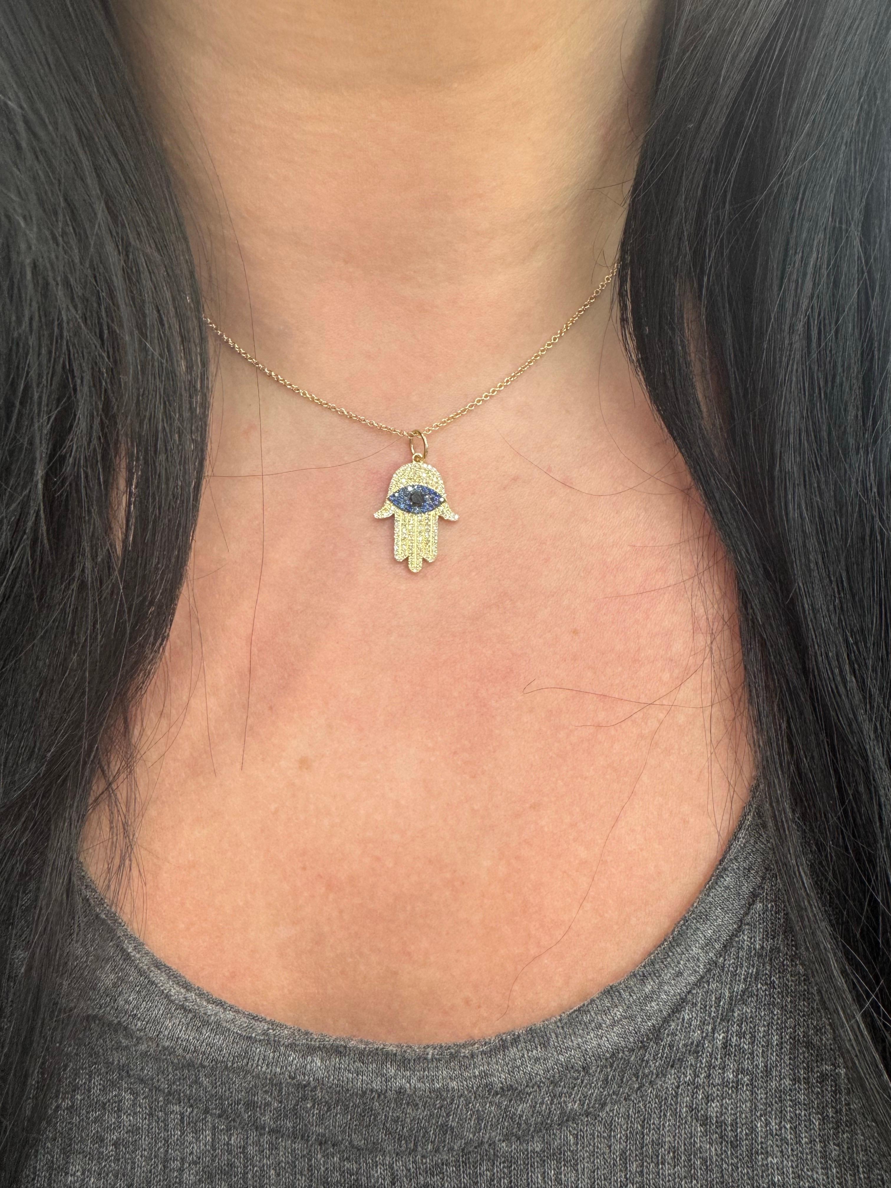 Chamsa Pendentif breloque œil maléfique en or jaune 14 carats avec diamants et saphirs 0,56 carat en vente 14