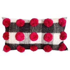 Chamula Kariertes rotes Pom Pom-Pom-Überwurf-Kissen aus 100% Wolle in Grau, Weiß, Weiß & Schwarz, handgefertigt