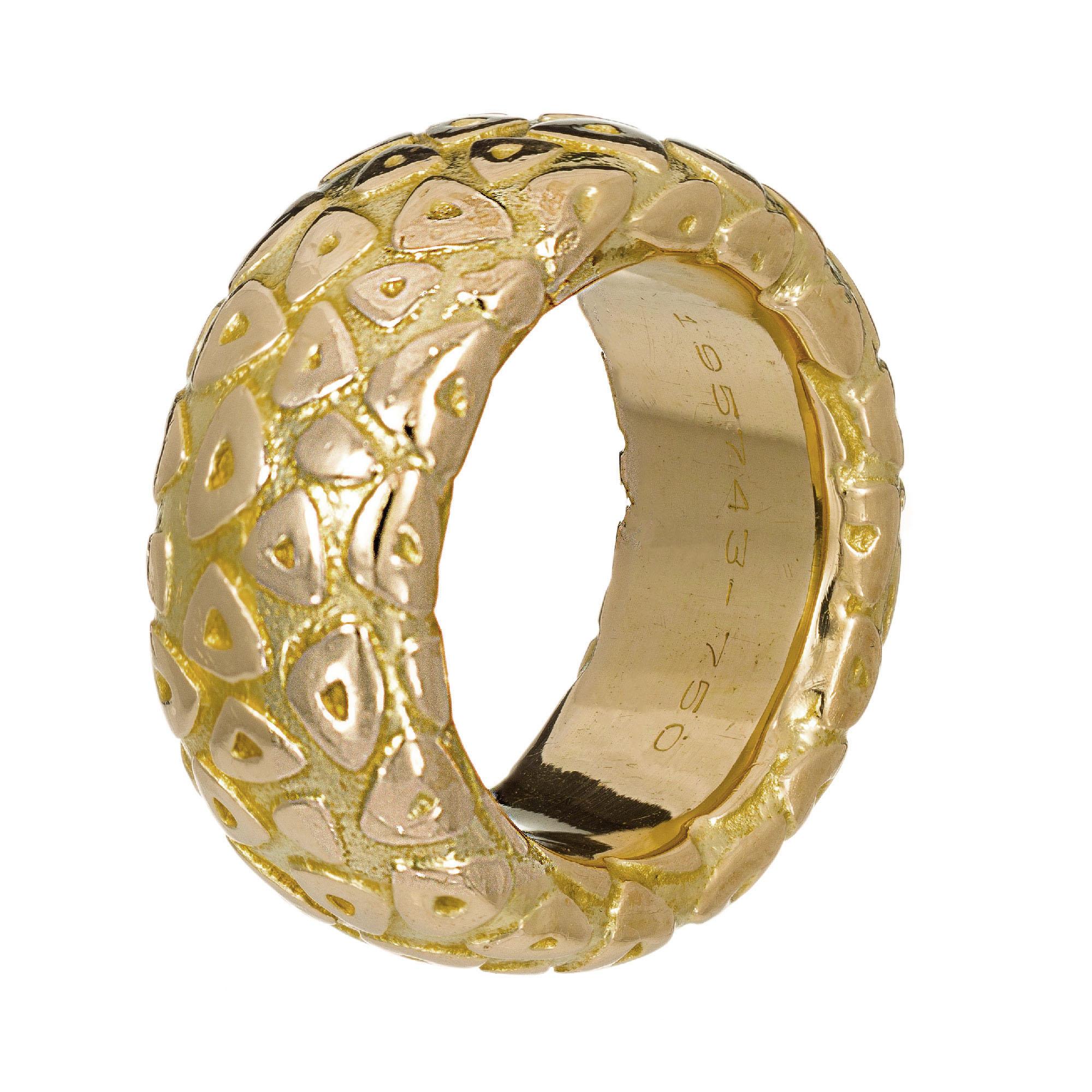 10mm Chamut Paris band ring with a triangle design in 18k yellow gold.

Size 6.25 and not sizable 
18k yellow gold 
Stamped: 750
Hallmark: Chamut Paris 195743
18.9 grams
Width at top: 10mm
Height at top: 4.4mm
Width at bottom: 10mm

