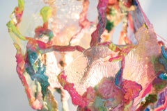 Lampada da tavolo contemporanea in resina colorata "Stay with Me" di Chan Chiao Chun, 2021