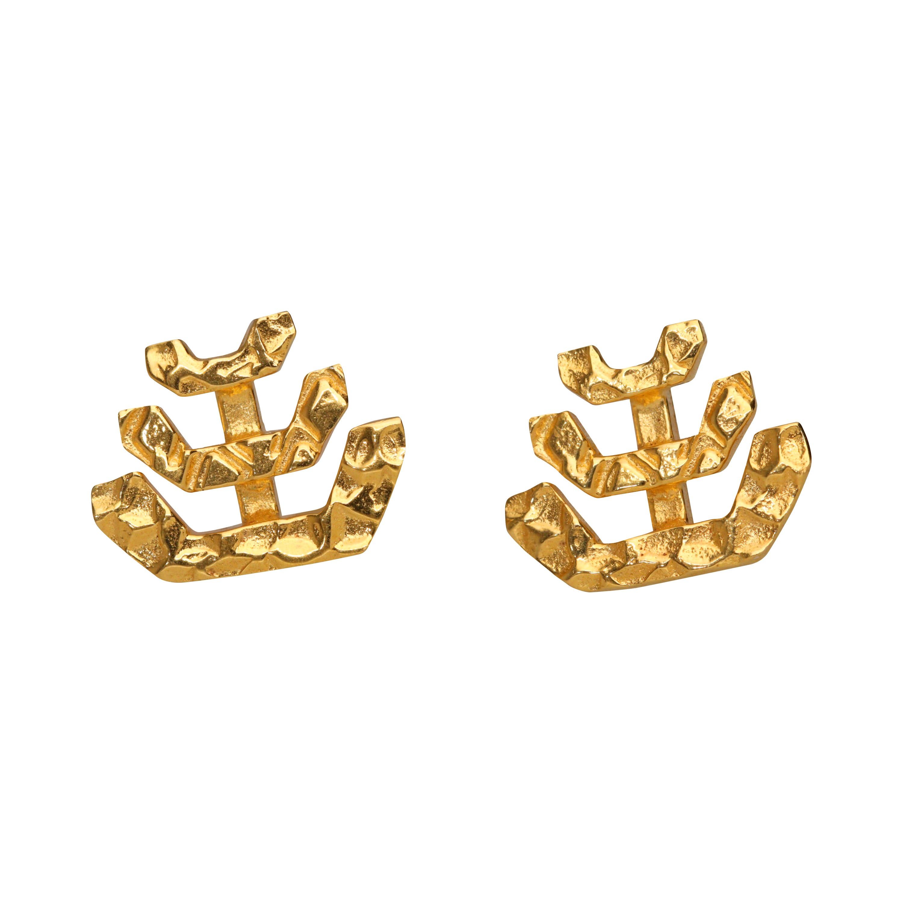 Contemporary Chan Earrings Studs in 14k Yellow Gold For Sale