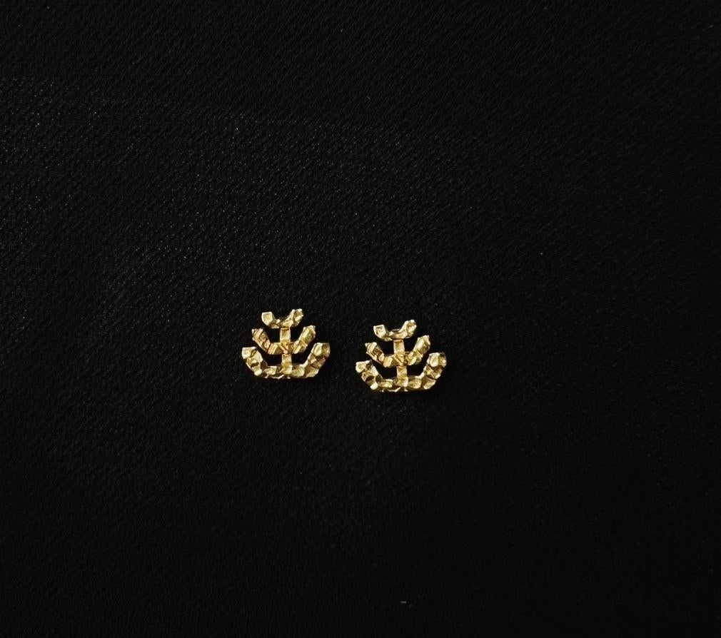 Women's Chan Earrings Studs in 14k Yellow Gold For Sale
