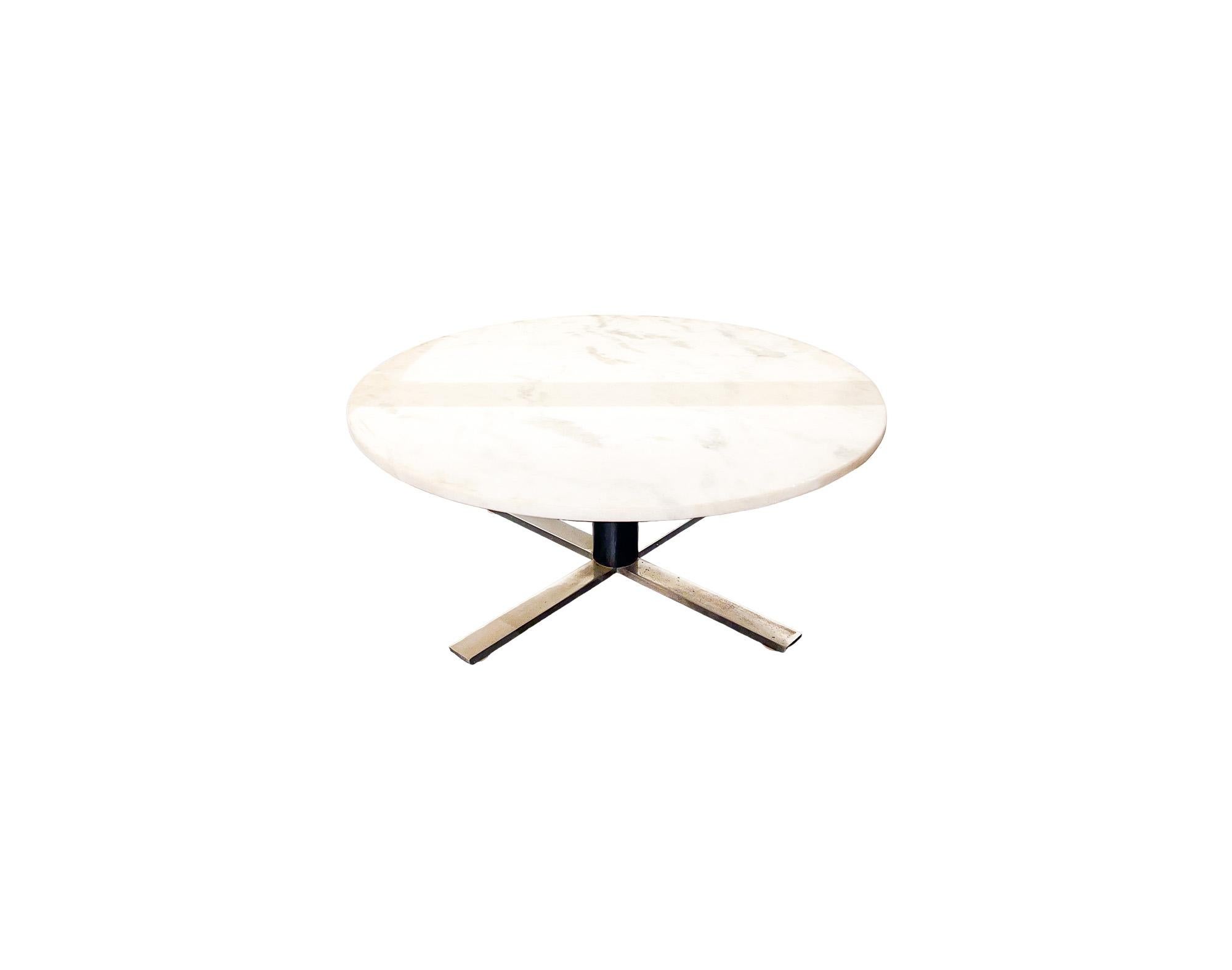 The “Mesa de Centro Chanceler” designed by Jorge Zalszupin and manufactured by his own company L’Atelier, Brazil 1959. The circular marble top is supported by Brazilian Rosewood (Jacaranda) stem and X-shaped steel base. This model was pretty much a