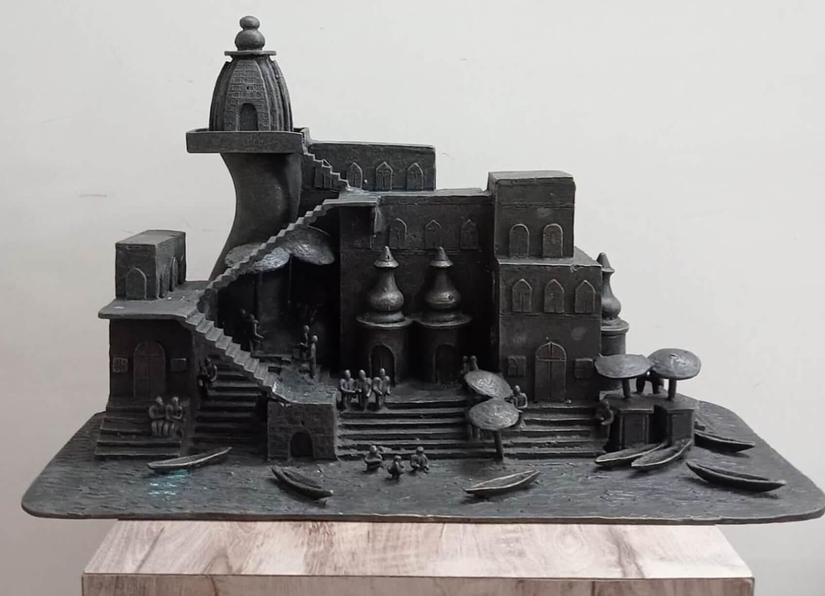 Chandan Roy Figurative Sculpture – Ghar-1A, Bronzeskulptur eines zeitgenössischen indischen Künstlers "Auf Lager".