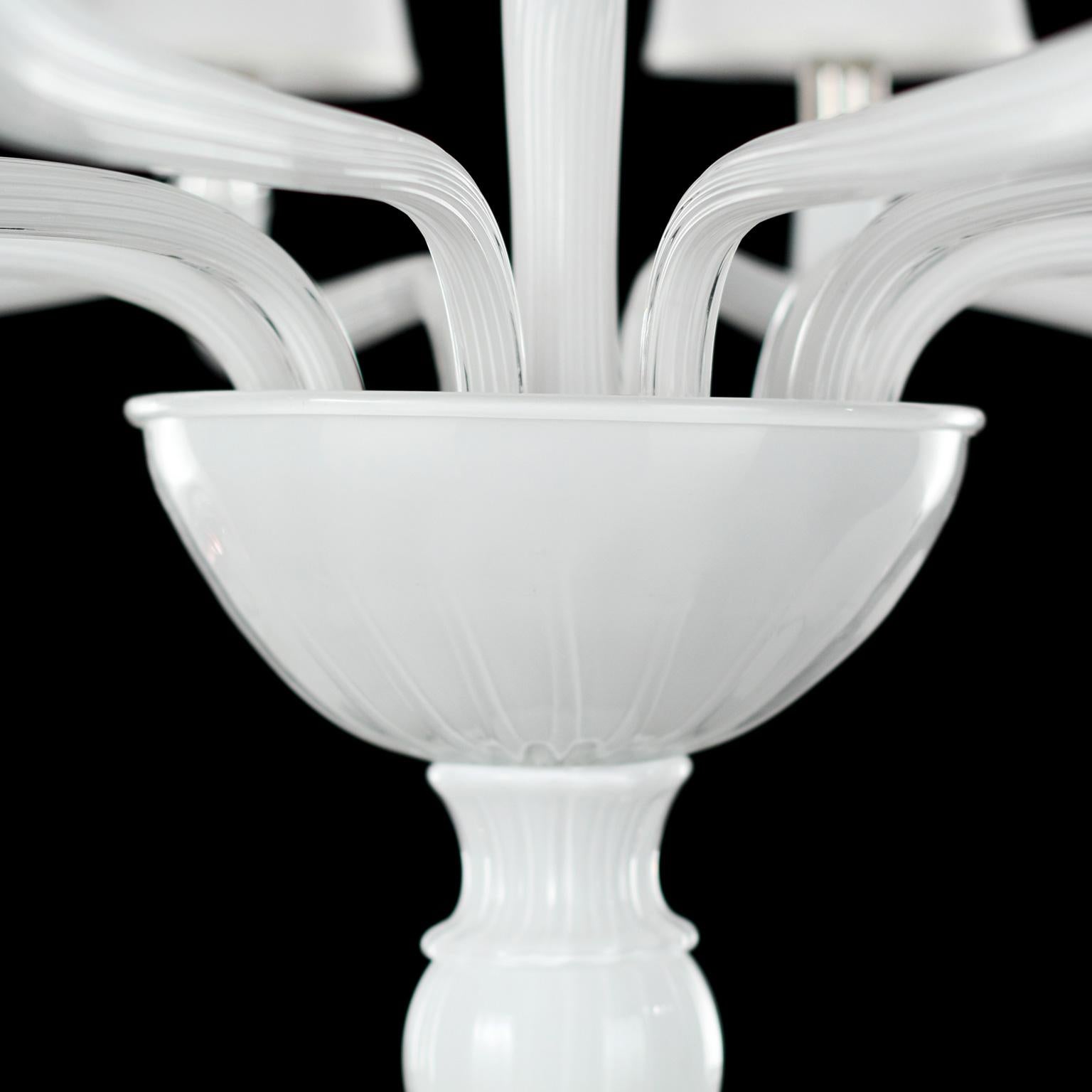 Kronleuchter 10+5 Armlehnen aus weißem Muranoglas mit weißen Lampenschirmen von Multiforme (Sonstiges) im Angebot