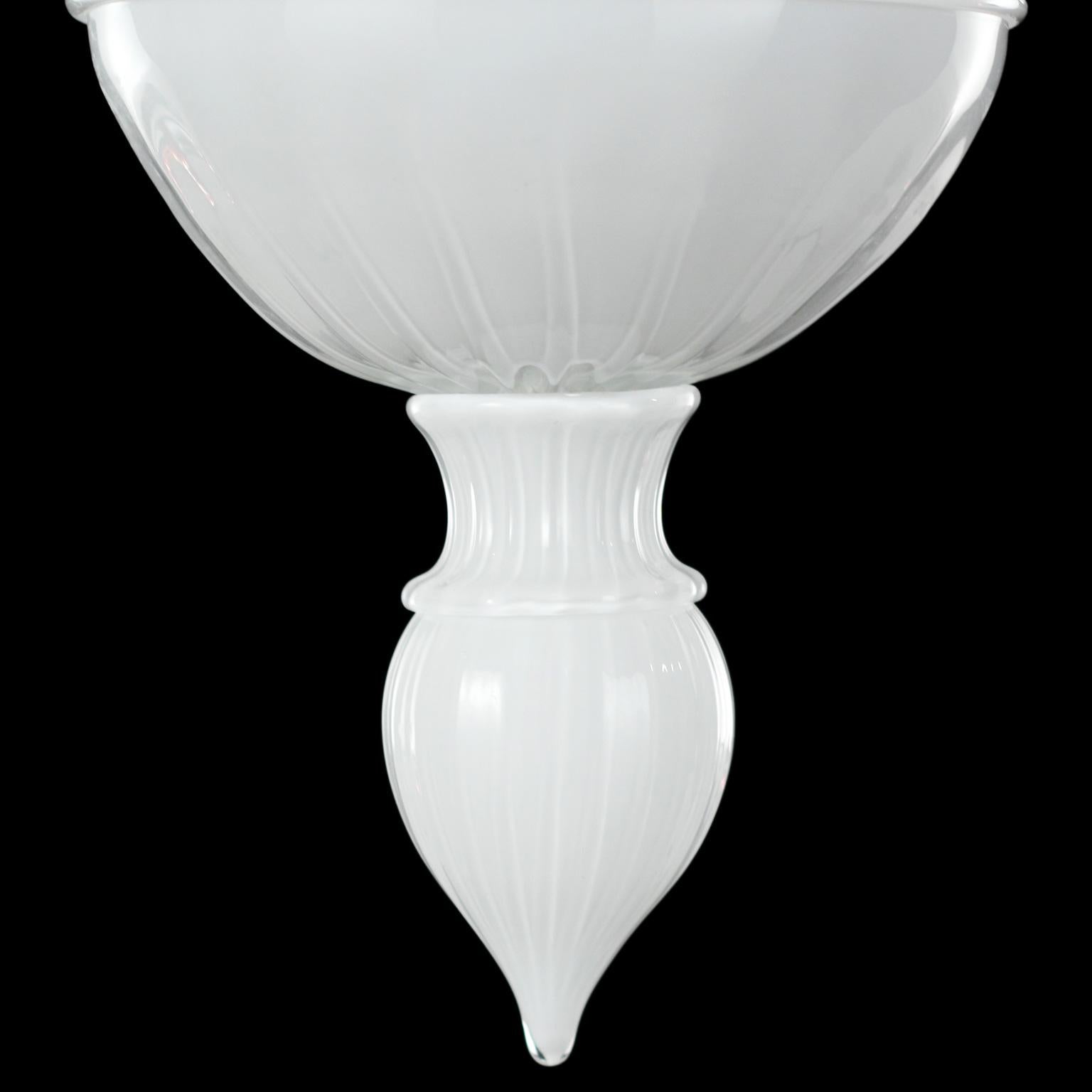 Kronleuchter 10+5 Armlehnen aus weißem Muranoglas mit weißen Lampenschirmen von Multiforme (21. Jahrhundert und zeitgenössisch) im Angebot