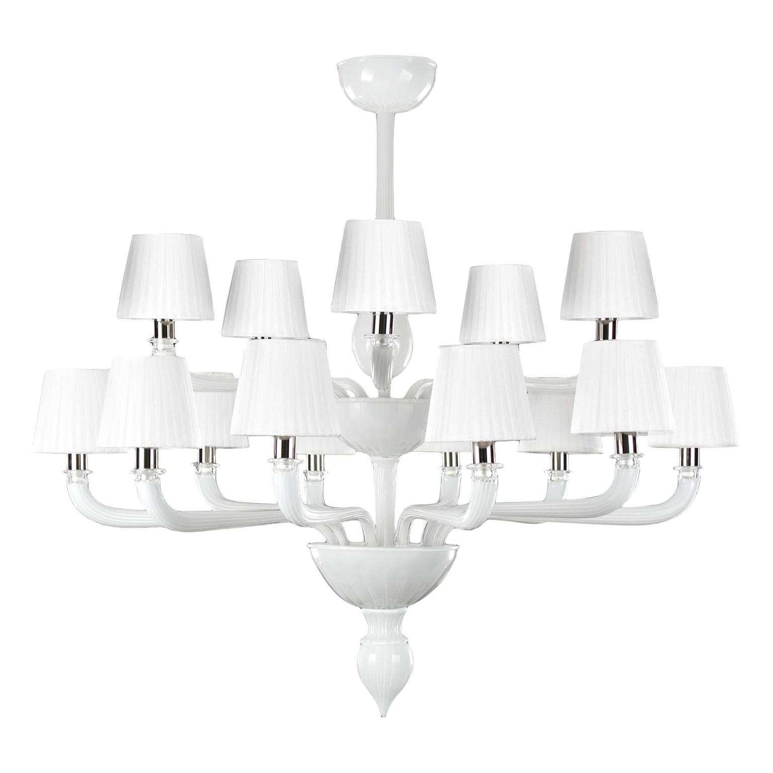 Kronleuchter 10+5 Armlehnen aus weißem Muranoglas mit weißen Lampenschirmen von Multiforme im Angebot
