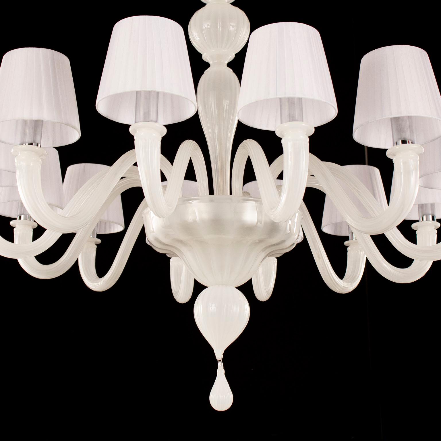 Chapeau chandelier 12 lights, artistic white silk Murano glass, white organza lampshades by Multiforme.
Chapeau is a Classic and essential chandelier, it is handcrafted using high quality materials in Murano glass and handmade cotton lampshades.