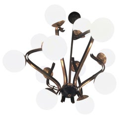 Lampadario a 12 luci in ferro, ottone, vetro opalino 1950, attribuito a Stilnovo, 1955 ca.