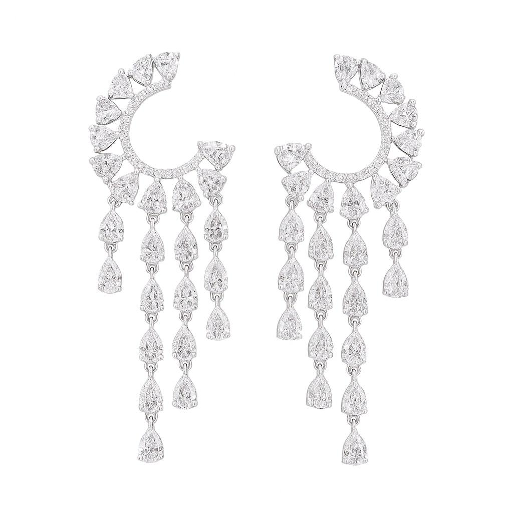 Moderno Orecchini Chandelier in oro bianco 18 carati con diamanti a pera e marquise in vendita