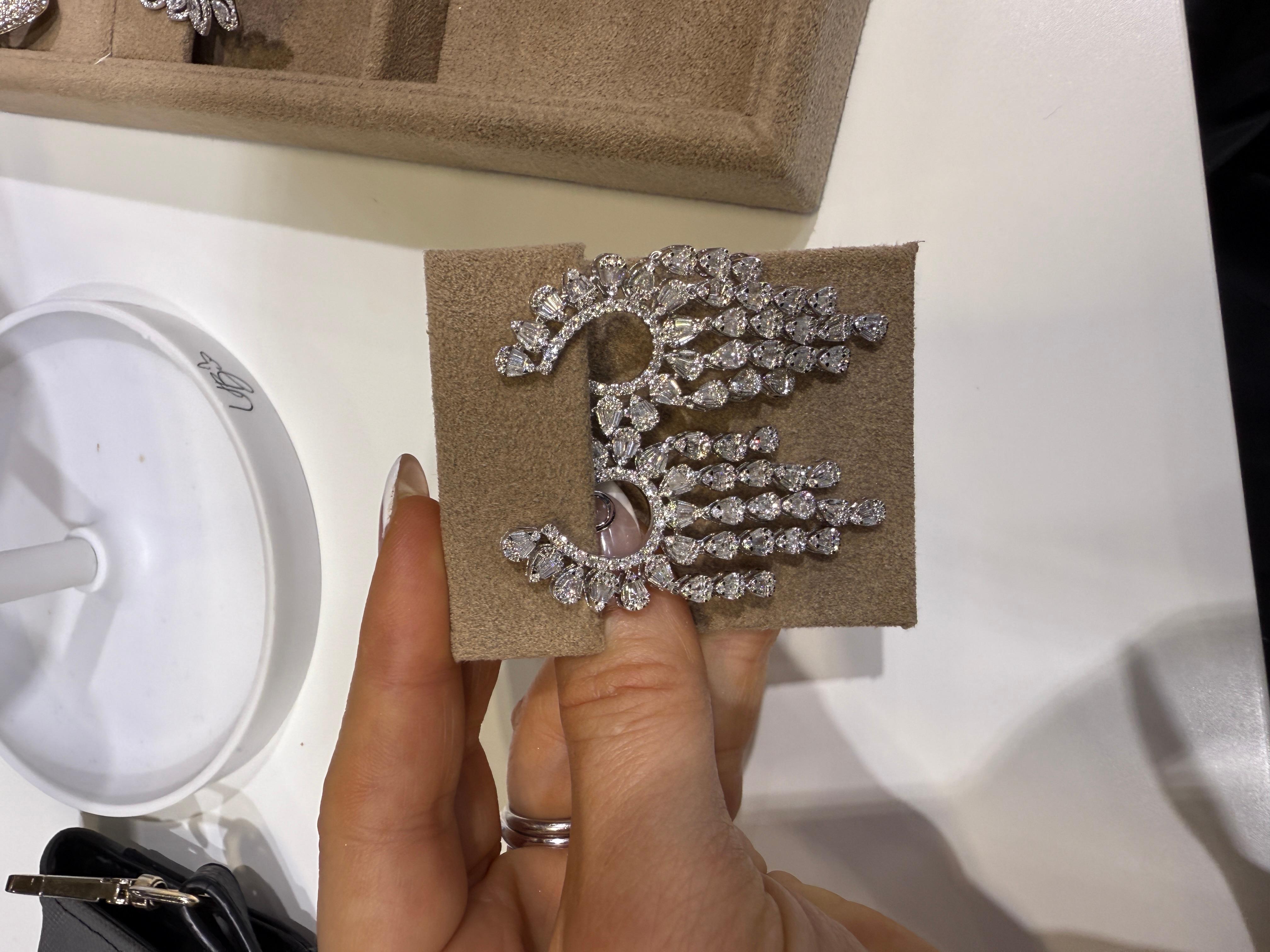 Taglio marquise Orecchini Chandelier in oro bianco 18 carati con diamanti a pera e marquise in vendita