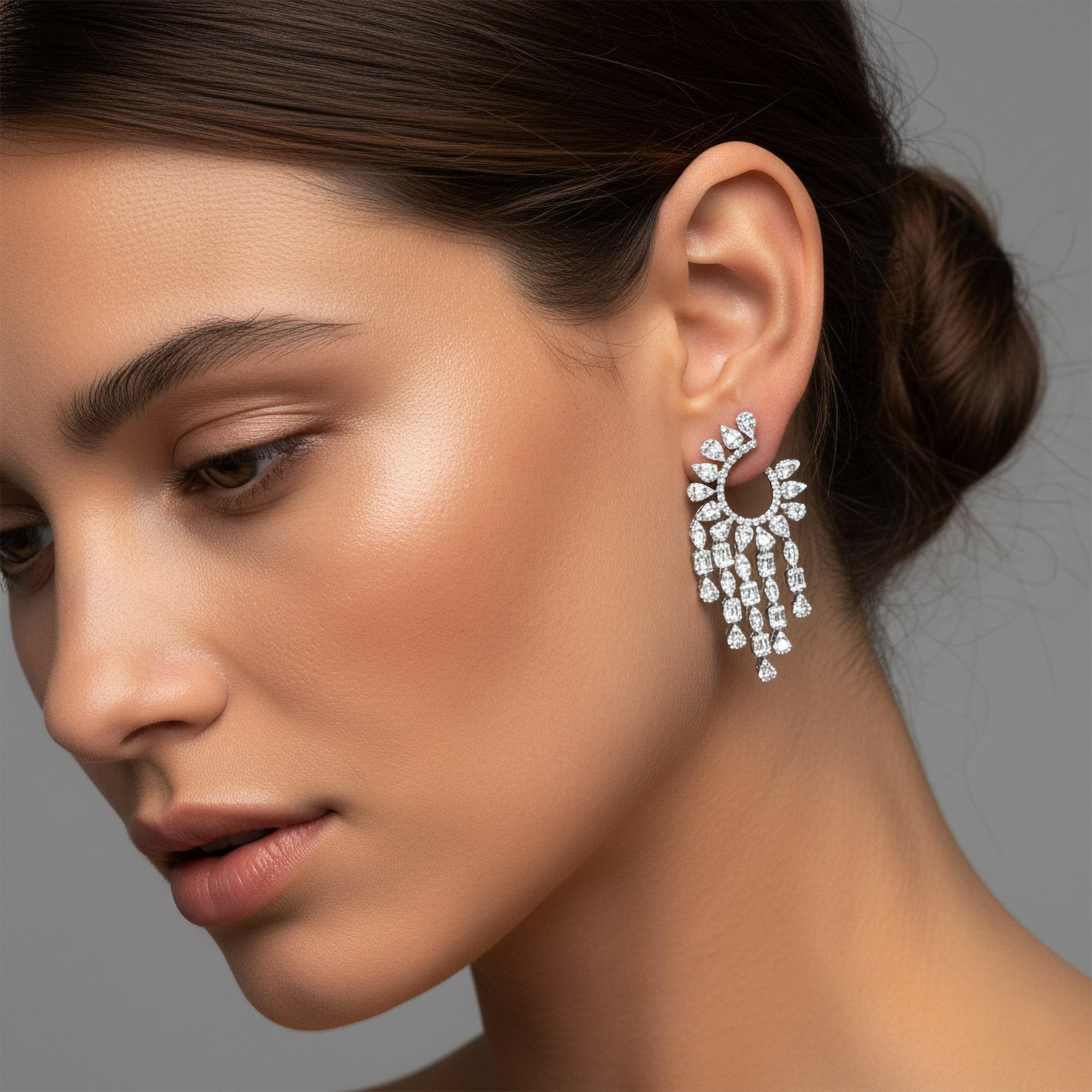 Taglio marquise Orecchini Chandelier in oro bianco 18 carati con diamanti a pera e marquise in vendita