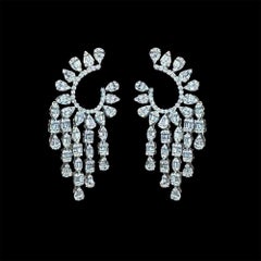 Boucles d'oreilles Chandelier en or blanc 18K avec poire et diamant marquise