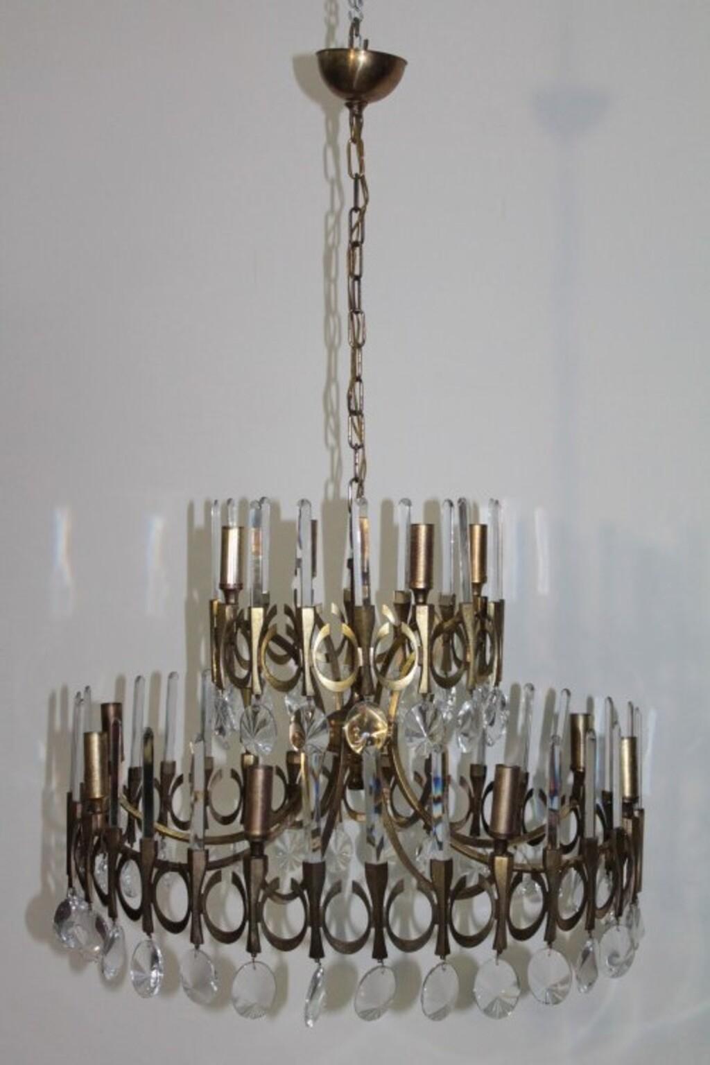 Wonderful Italian chandelier circa 1960 by Gaetano Sciolari with 12-light.