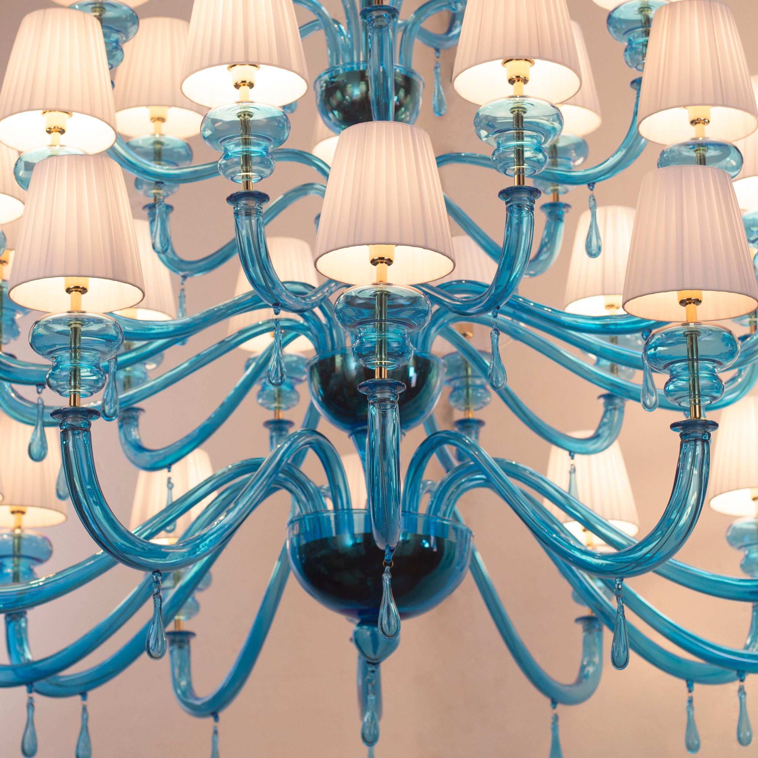 Lampadario Palladium 36 luci Vetro di Murano color acquamarina, paralumi bianchi di Multiforme

La collezione di lampadari Murano Palladium di MULTIFORME® è realizzata in vetro soffiato; le sue caratteristiche principali sono gli elementi sinuosi di