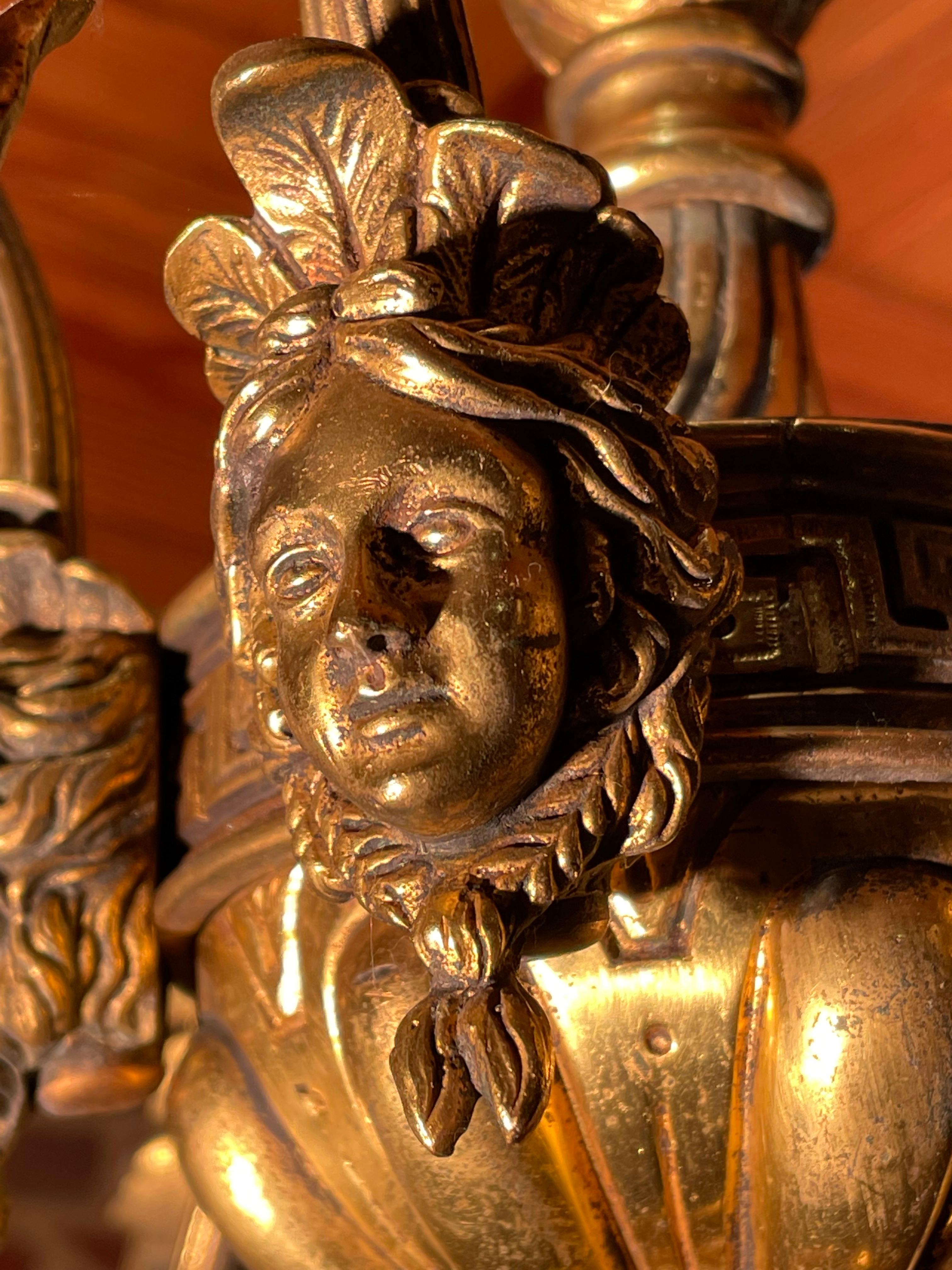 Anglais Lustre à 5 bras à branches en laiton bronze doré masque néoclassique gris acanthe clé grecque en vente