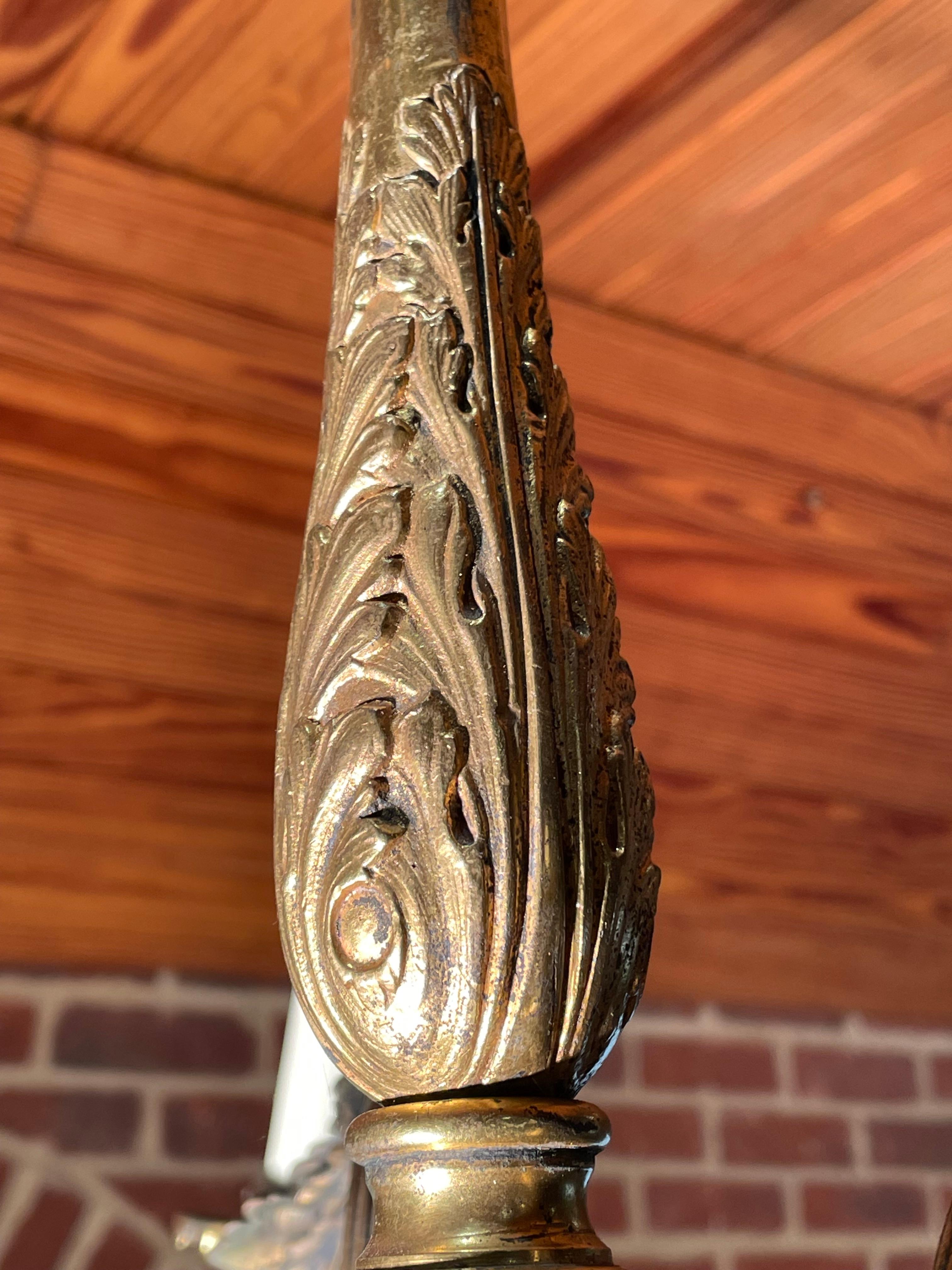 Doré Lustre à 5 bras à branches en laiton bronze doré masque néoclassique gris acanthe clé grecque en vente