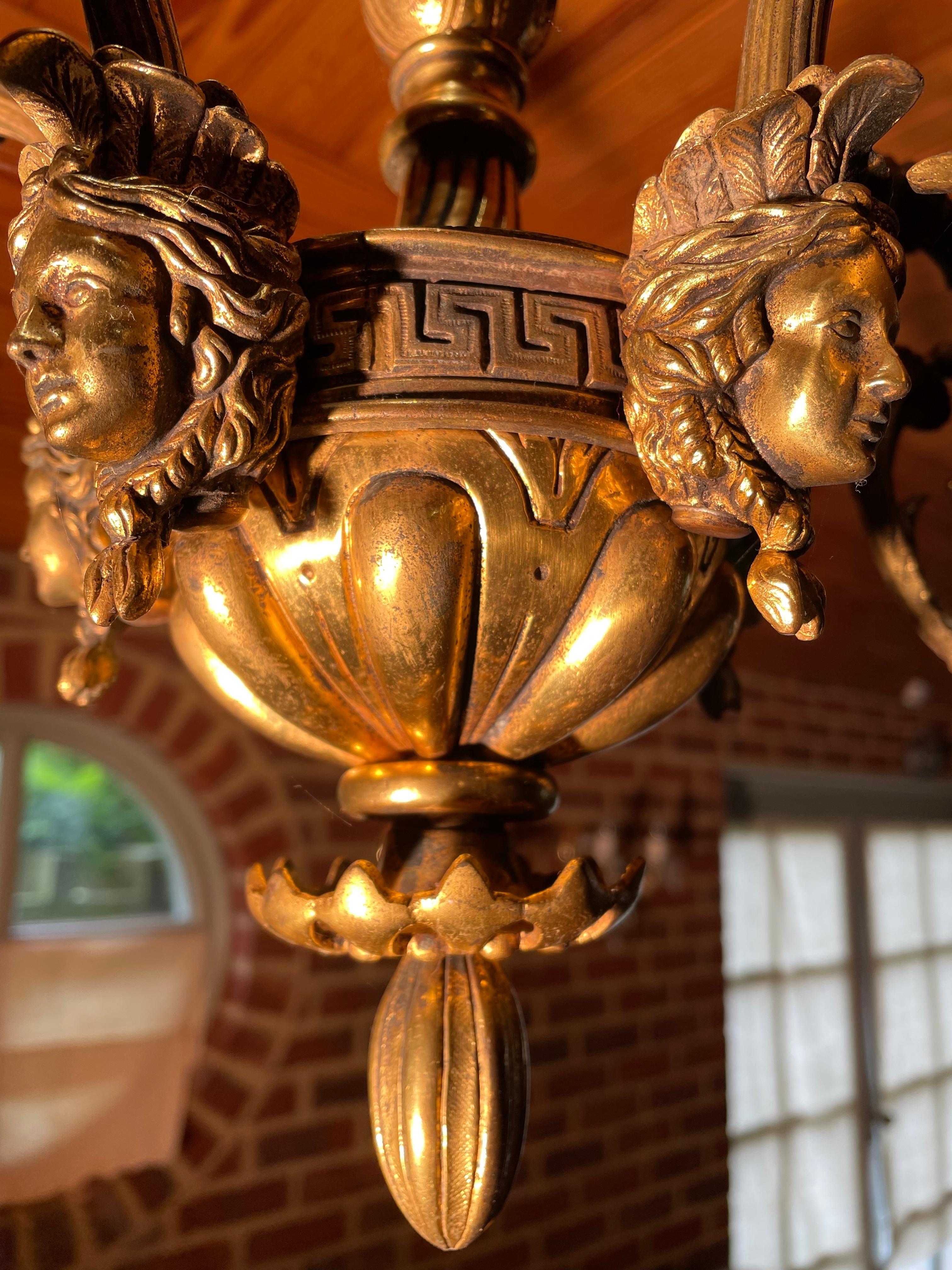 Lustre à 5 bras à branches en laiton bronze doré masque néoclassique gris acanthe clé grecque Bon état - En vente à BUNGAY, SUFFOLK