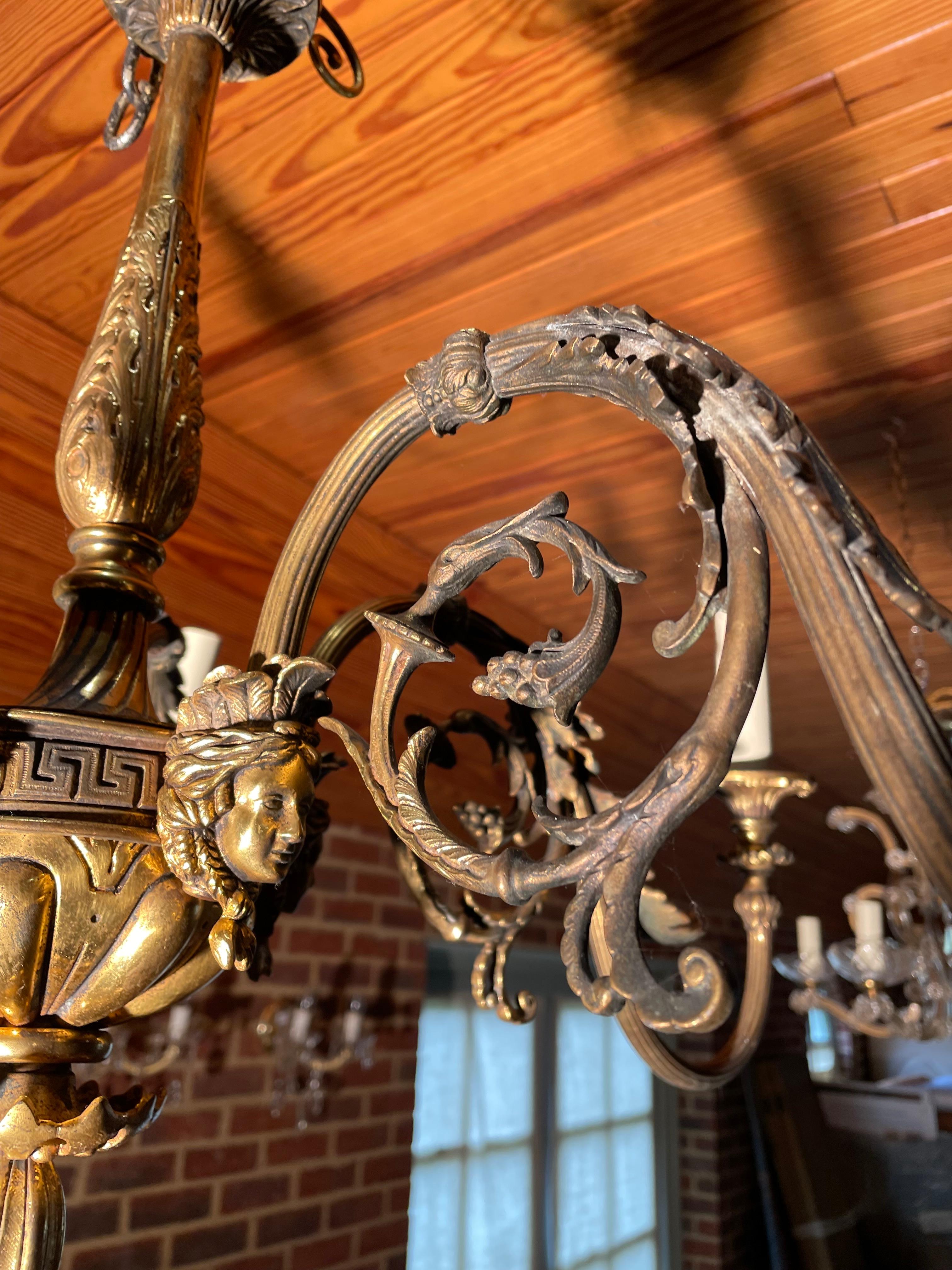 Début du XIXe siècle Lustre à 5 bras à branches en laiton bronze doré masque néoclassique gris acanthe clé grecque en vente