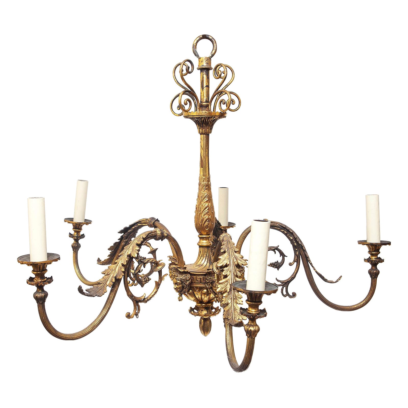 Lustre à 5 bras à branches en laiton bronze doré masque néoclassique gris acanthe clé grecque en vente