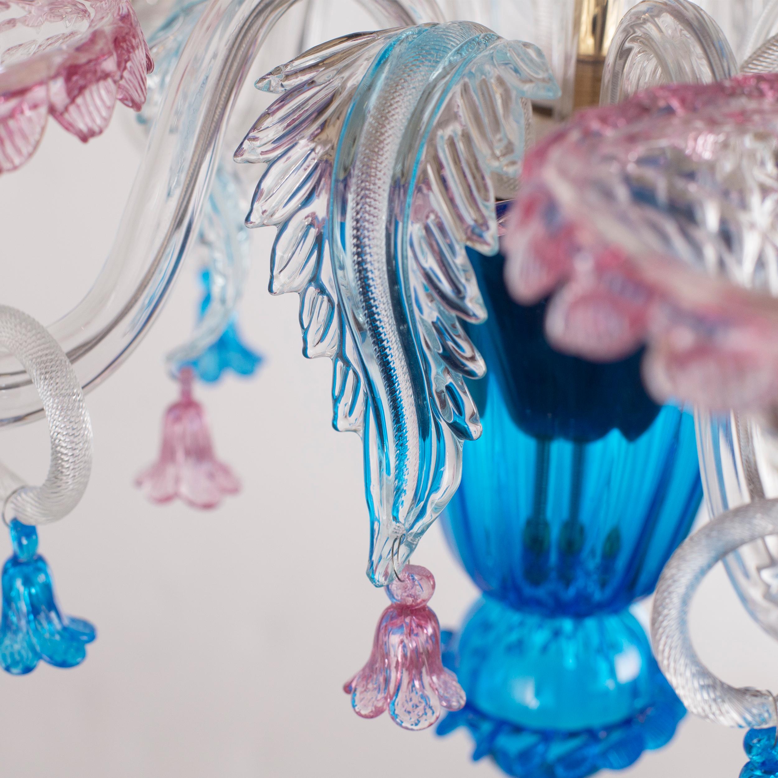 Chandelier 5 Arms clear Glass details blue, pink and red with yellow flower by Multiforme.
The handcrafted soul of our lighting products is reinvented every time we start a new project, when we are confronted with technical requirements and
