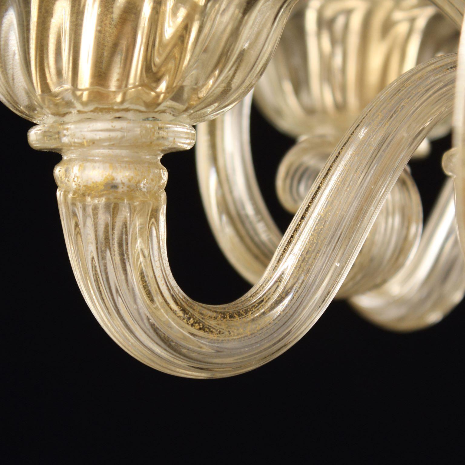 italien Lustre à 5 bras en verre de Murano artistique à feuilles d'or par Multiforme en vente