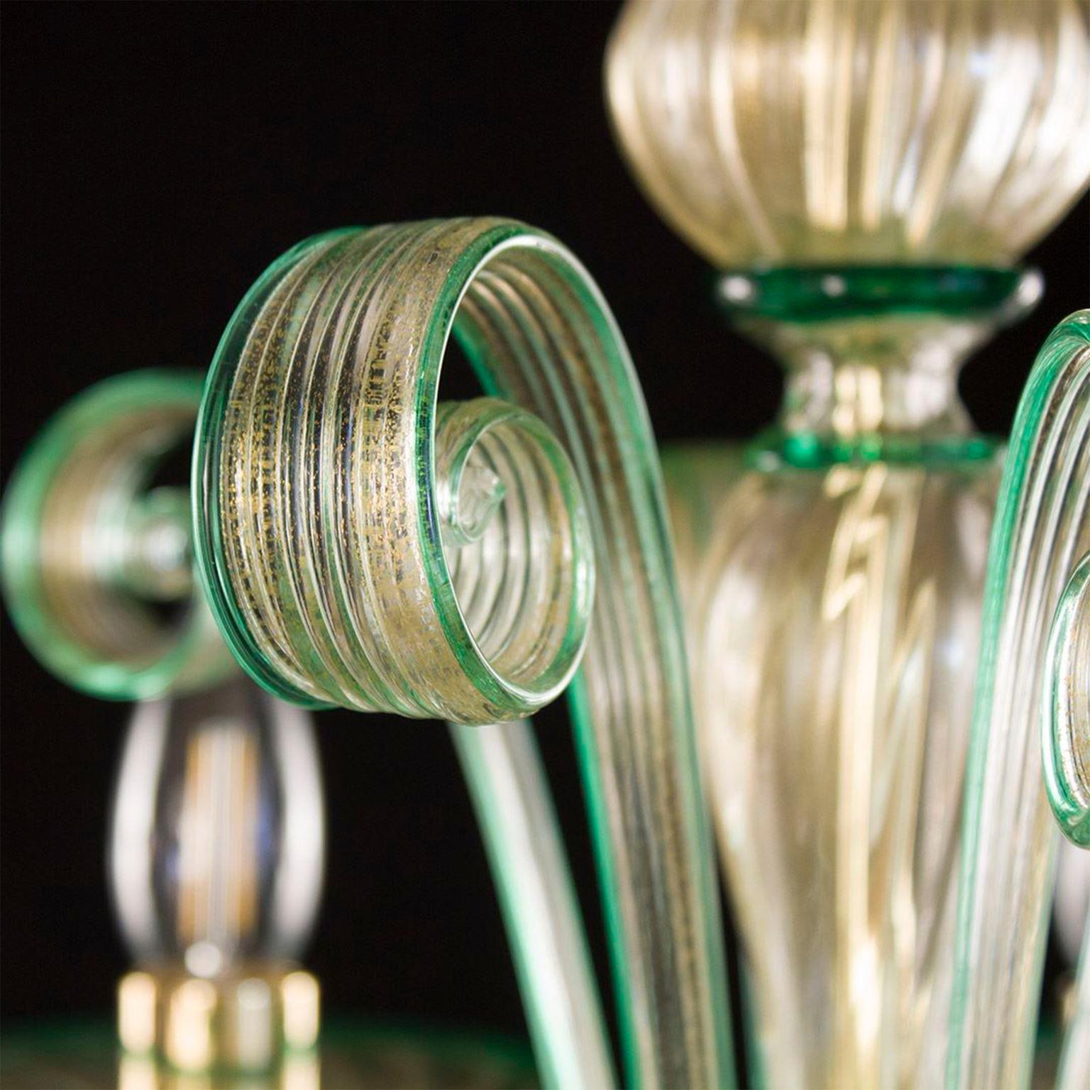 Autre Lustre à 5 bras en verre de Murano artistique vert feuille d'or par Multiforme en vente
