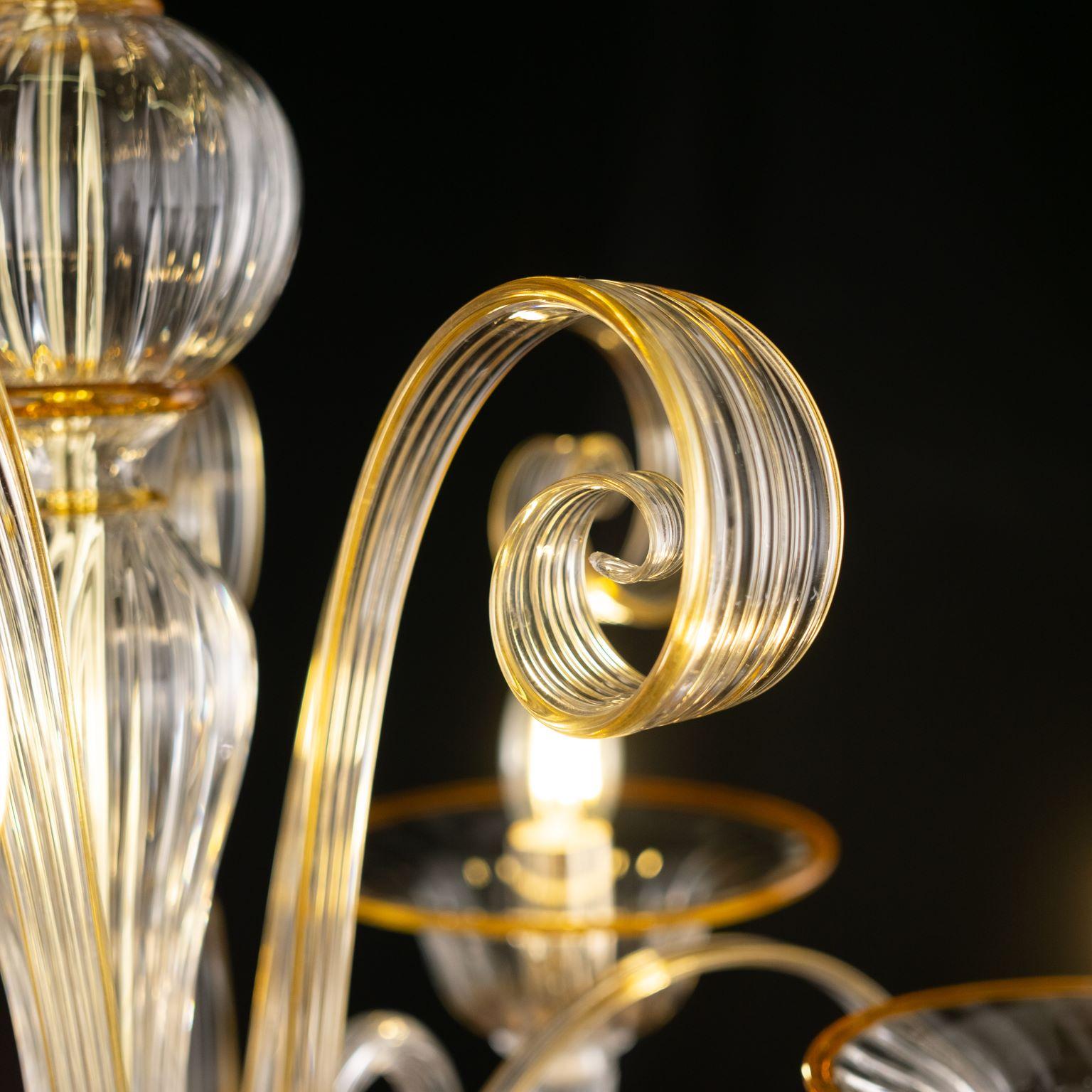 Lustre à 5 bras en verre de Murano avec détails blancs artistiques en forme de feuille d'or par Multiforme en vente 1