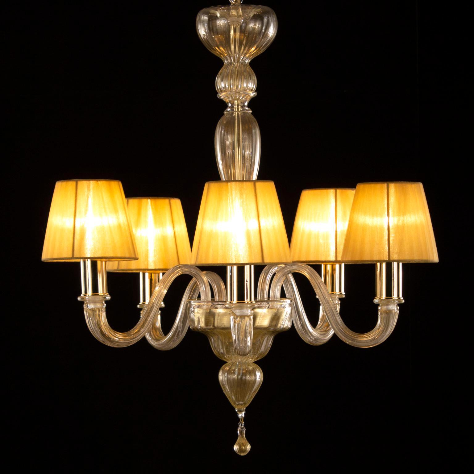 Chapeau chandelier 5-light artistic golden leaf Murano glass, amber organza handmade in Florence lampshades by Multiforme.
 
Chapeau is a Classic and essential chandelier, it is handcrafted using high quality materials in murano glass and handmade