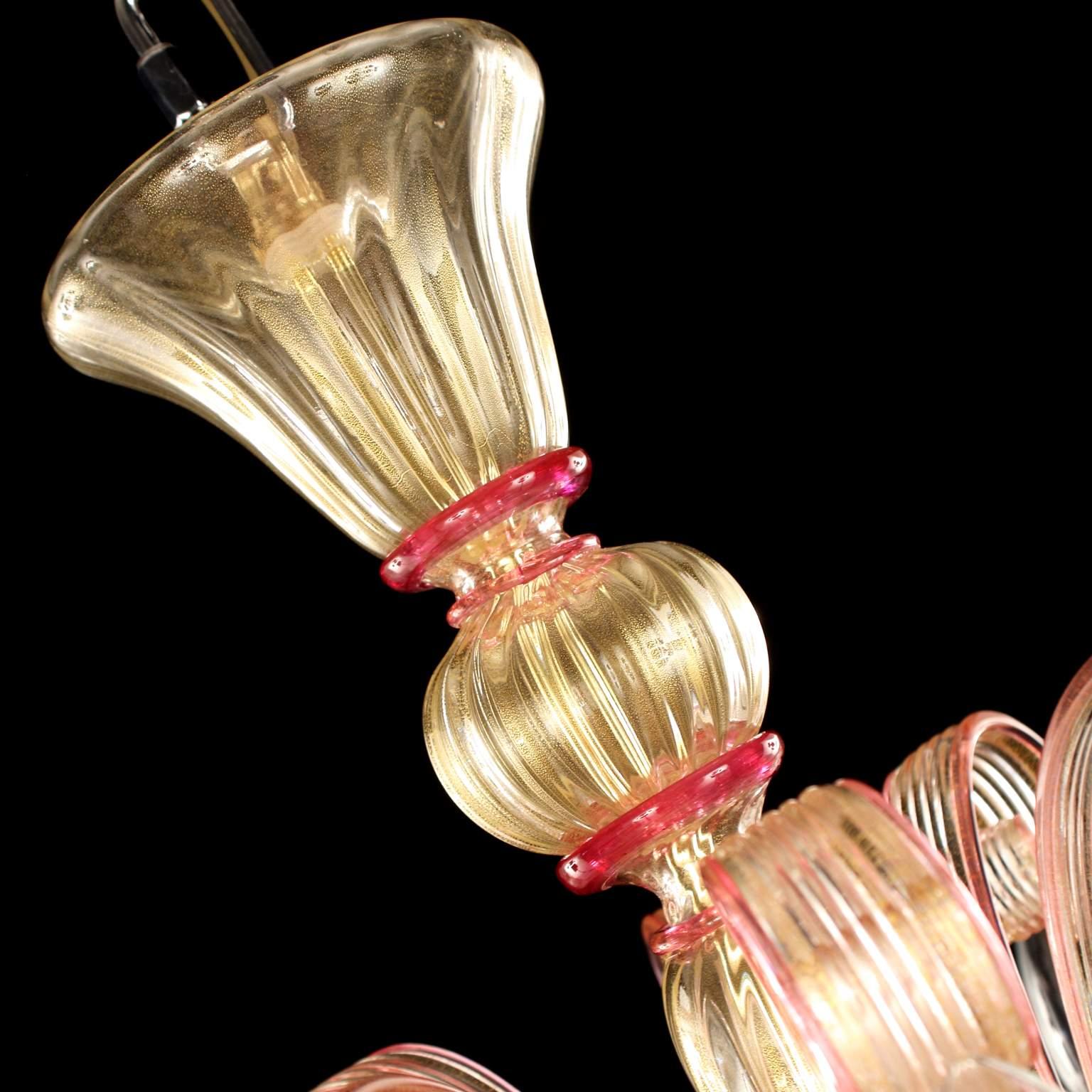 Lampadario Capriccio, 5 luci, vetro artistico a foglia d'oro, con elementi ornamentali a ricciolo e dettagli in ametista di Multiforme.
Ispirata alla tradizione classica veneziana, è caratterizzata da una colonna centrale in cui sono installati