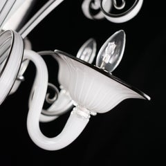 Lustre à 5 bras en verre de Murano soufflé blanc de style artistique, détails noirs par Multiforme