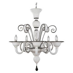 Lampadario a 5 bracci in vetro artistico di Murano soffiato bianco, dettagli neri di Multiforme