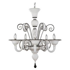 Lustre à 5 bras en verre de Murano soufflé blanc de style artistique, détails noirs par Multiforme